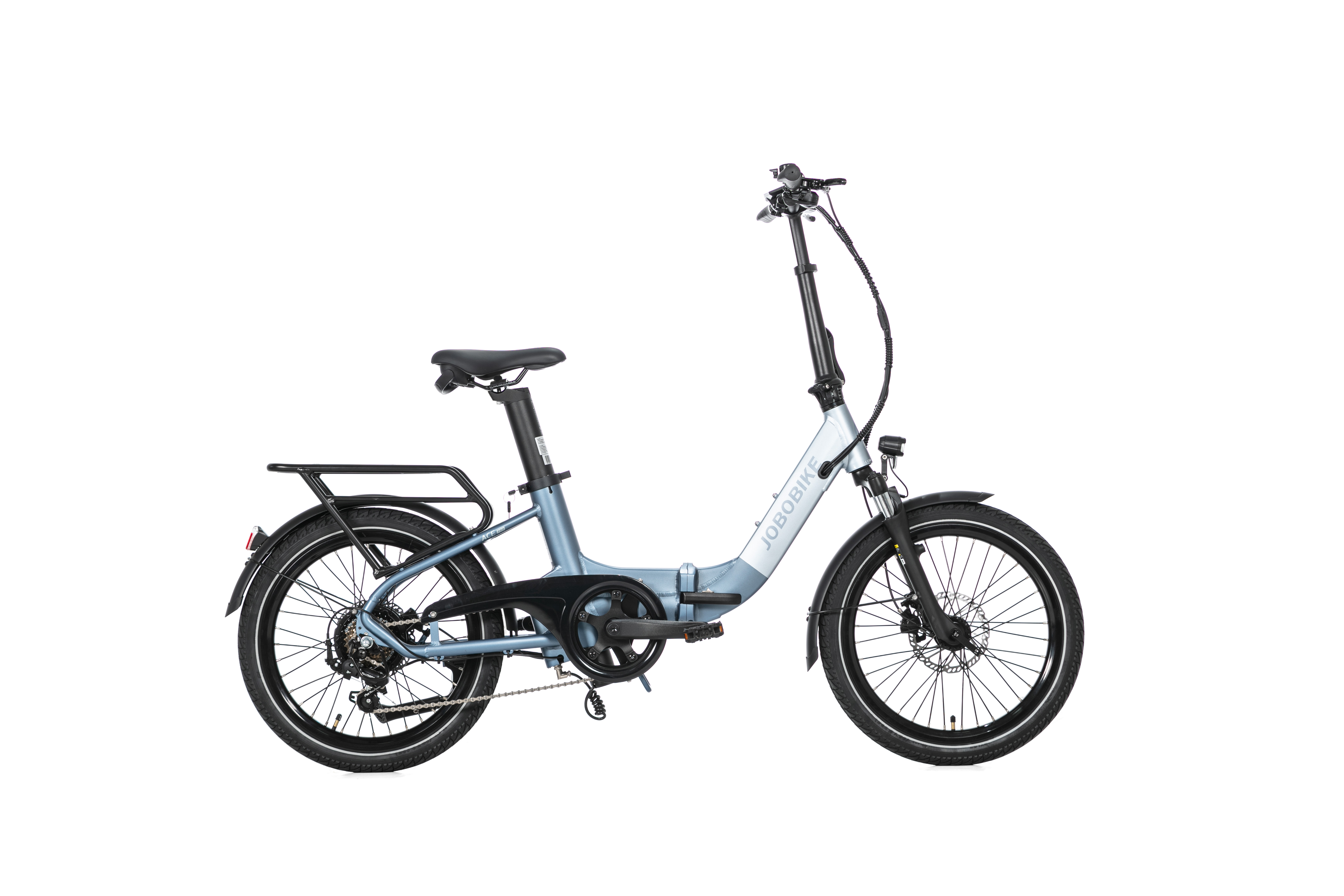 Ein hellblaues faltbares E-Bike mit schwarzen Reifen, Schutzblechen und Gepäckträger.