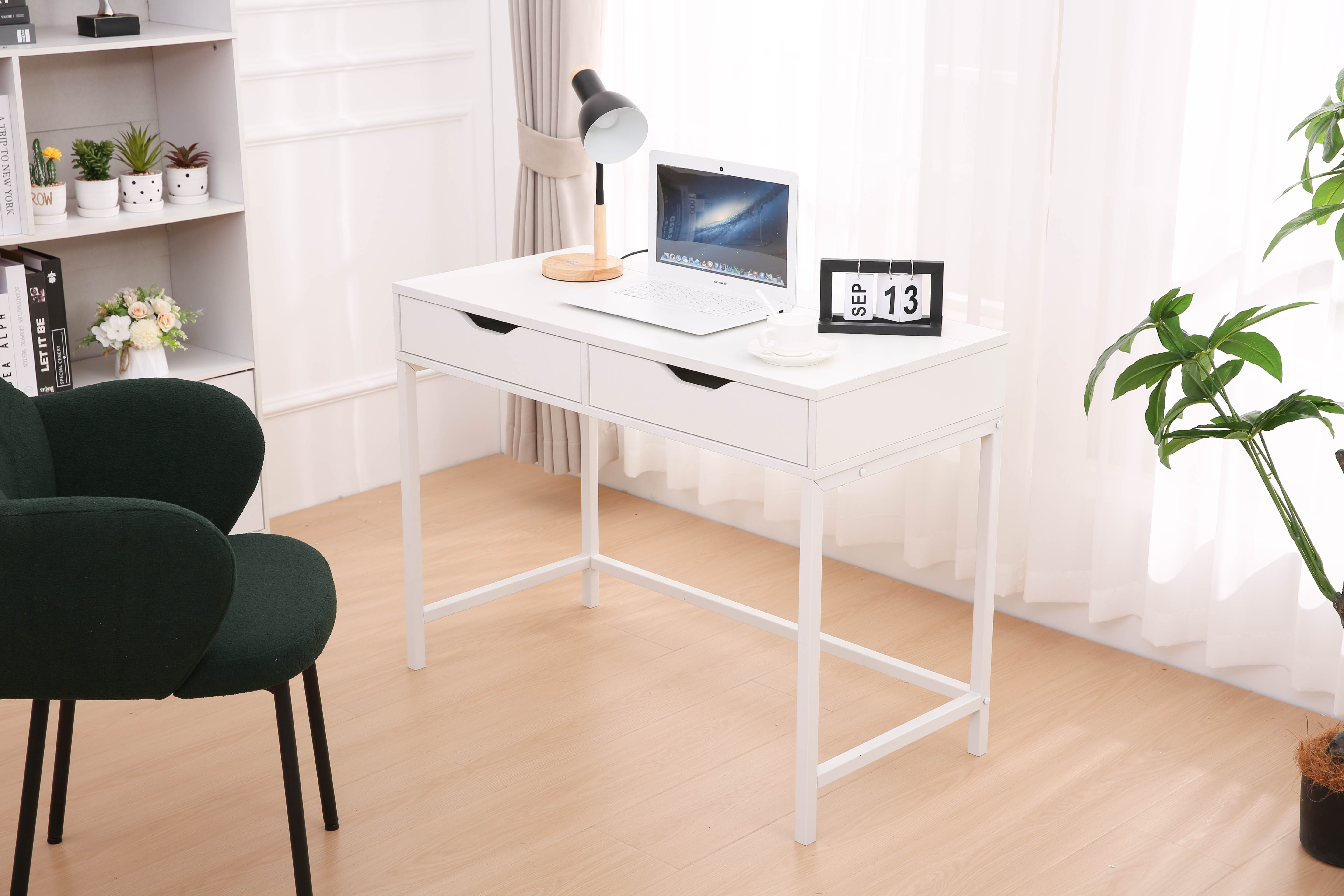 Białe biurko z laptopem, lampą i kalendarzem.