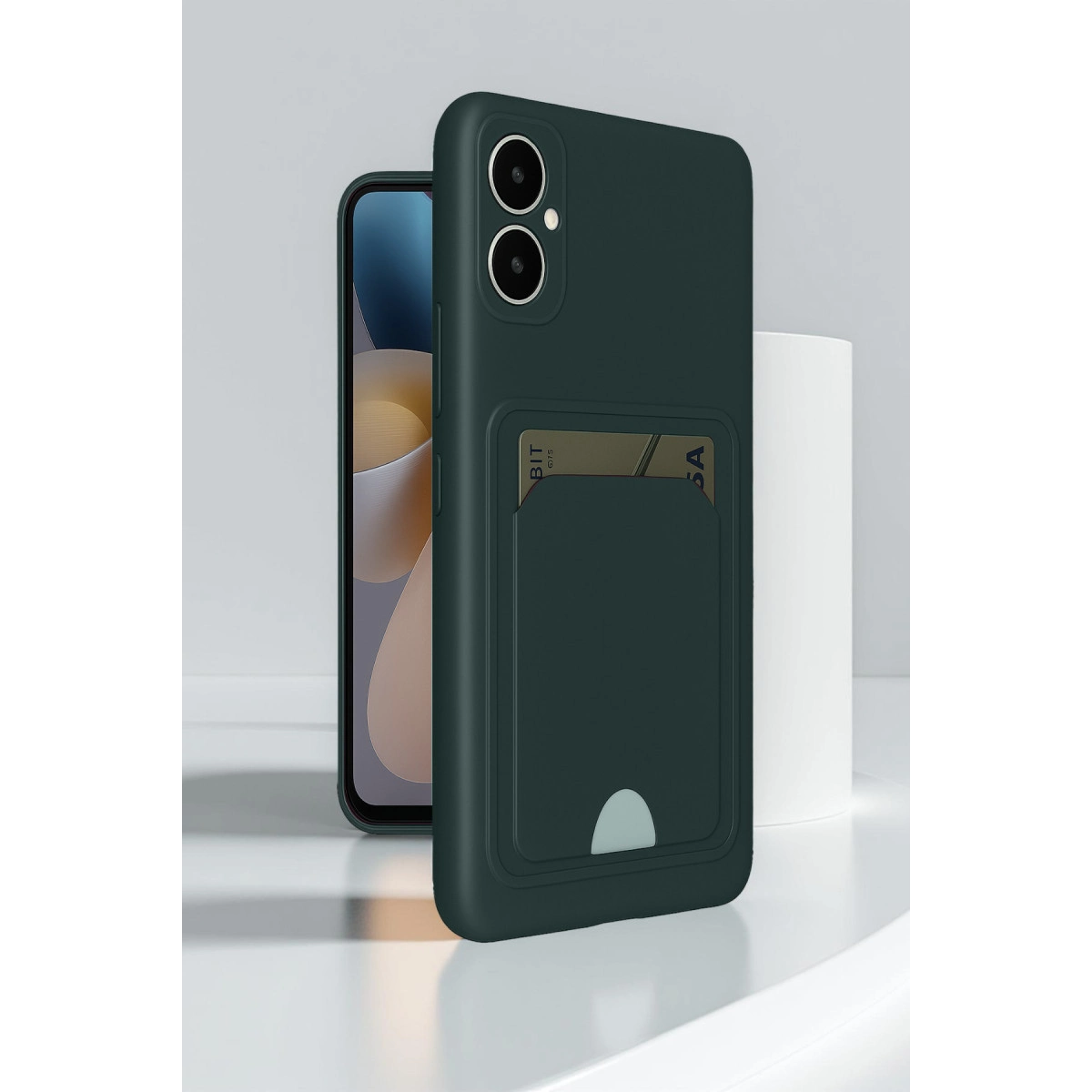 Kart tutuculu koyu yeşil telefon kılıfı, bir iPhone'un yanında.