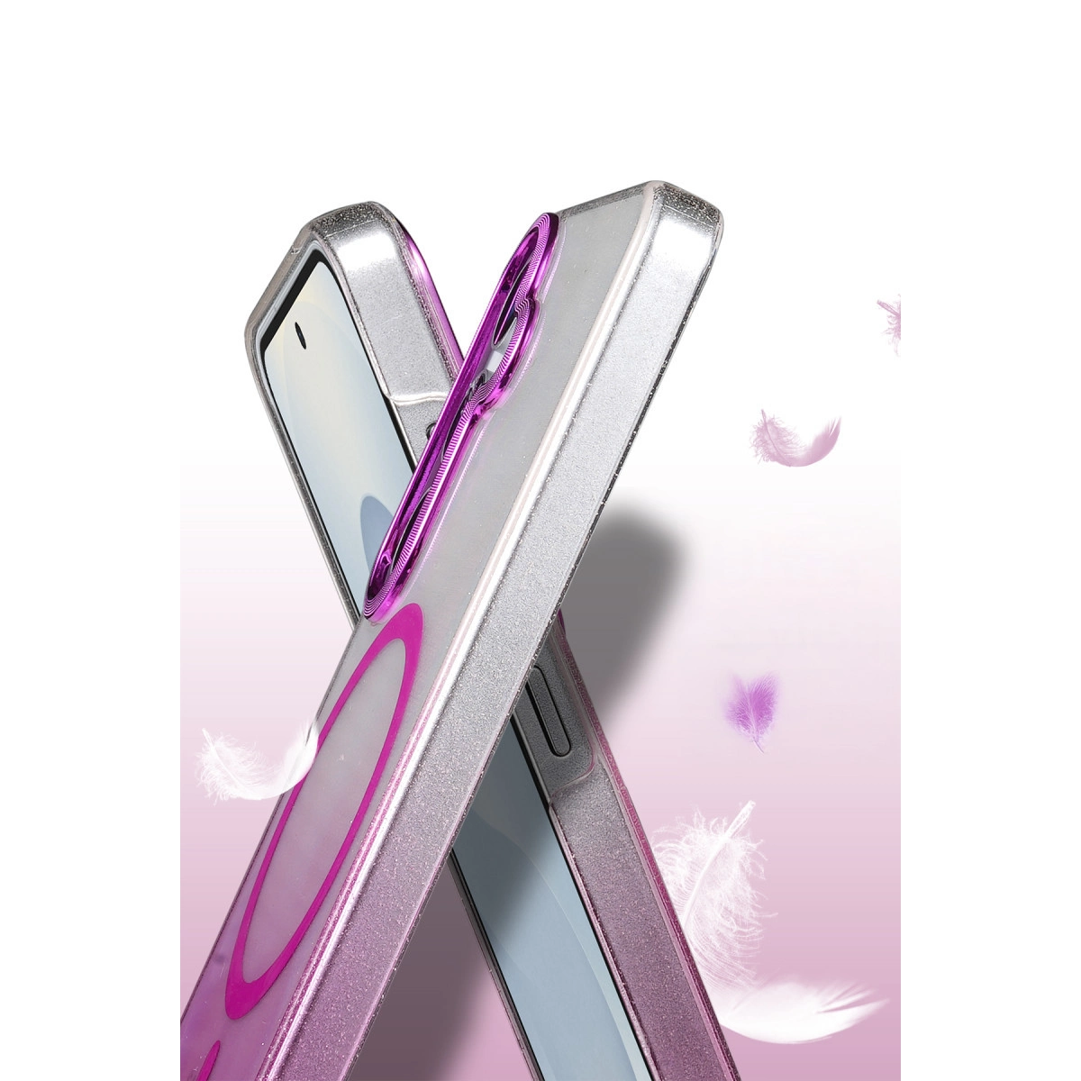 Pembe kalp tasarımlı ve mor kamera halkalı iki gümüş telefon kılıfı, tüylerle.