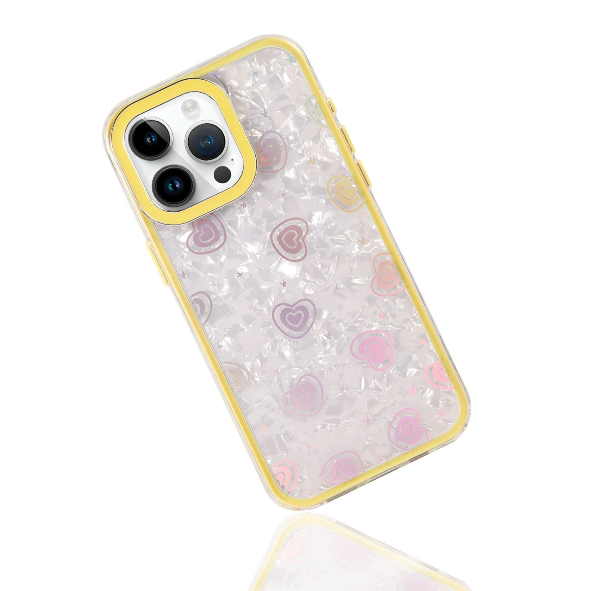 Üç kameralı, kalp desenli sarı kenarlı iPhone kılıfı.