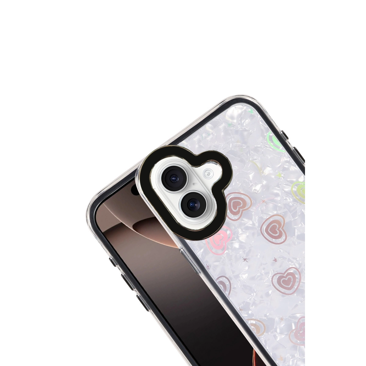 Kalp desenli şeffaf telefon kılıfı ve siyah kamera çerçevesi.