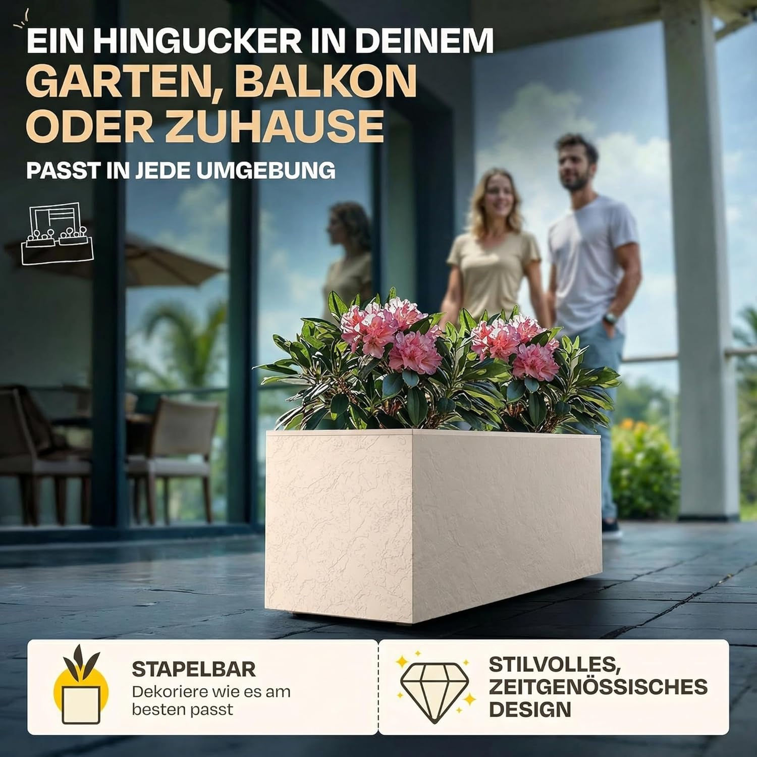Ein Paar steht hinter einem Steinpflanzgefäß mit rosa Blüten auf einer Terrasse.
