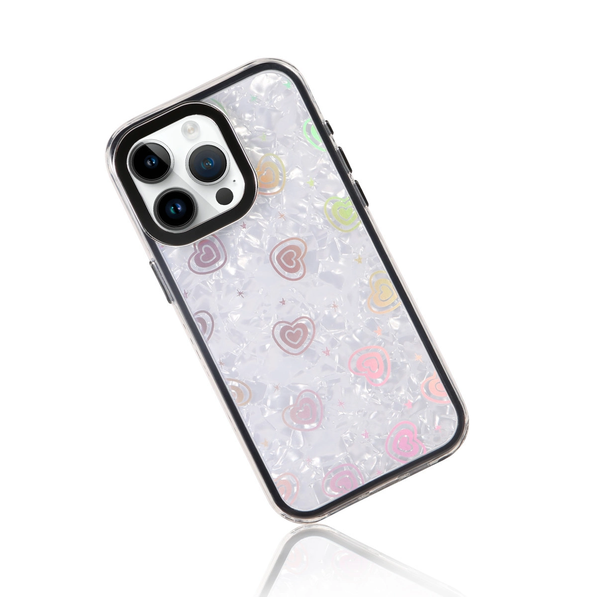 Kalp ve yıldız desenli beyaz iPhone kılıfı.