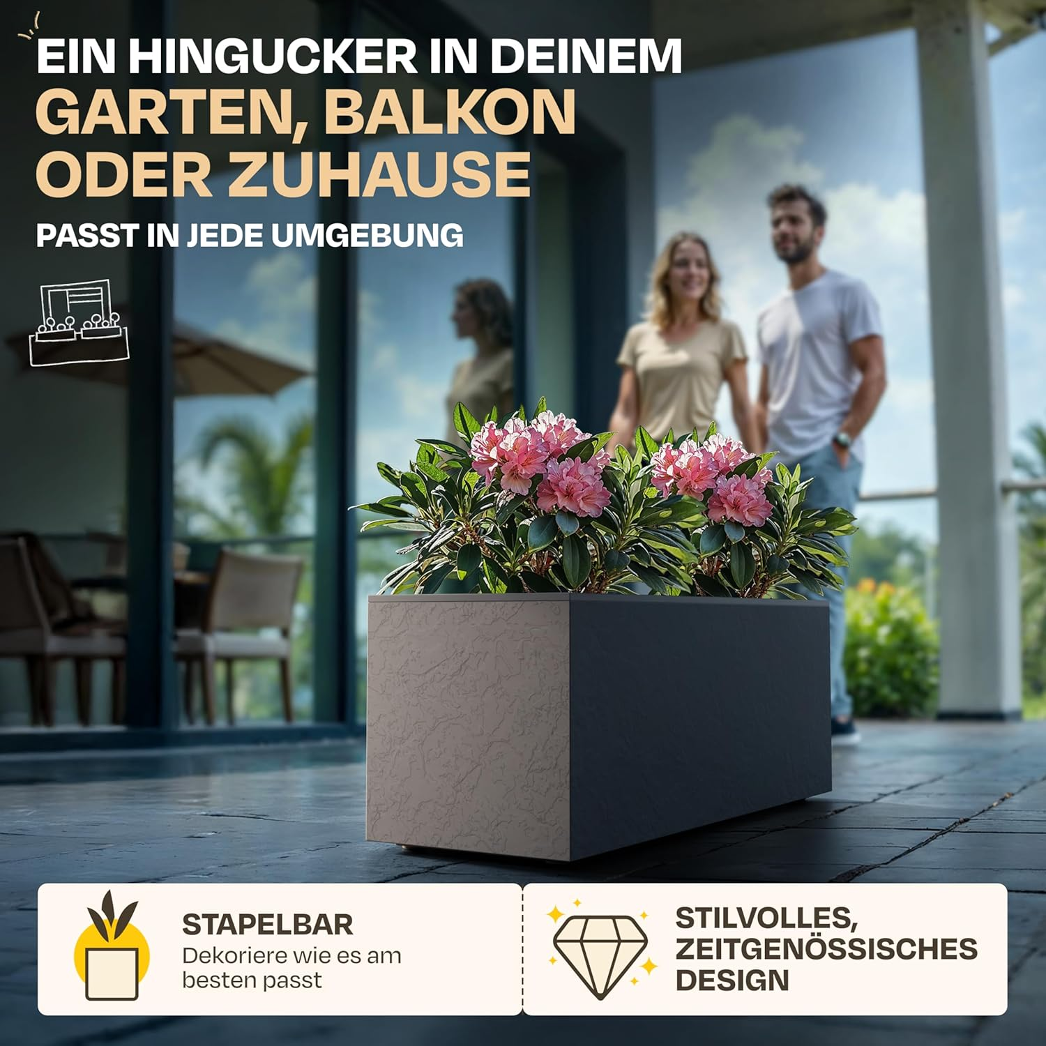Moderner Pflanzkübel mit rosa Blüten vor einem Paar im Freien.