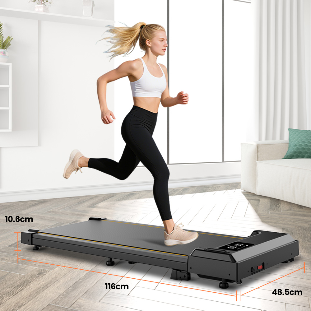 Frau läuft auf einem kompakten Laufband in einem hellen, modernen Raum mit Sofa.
