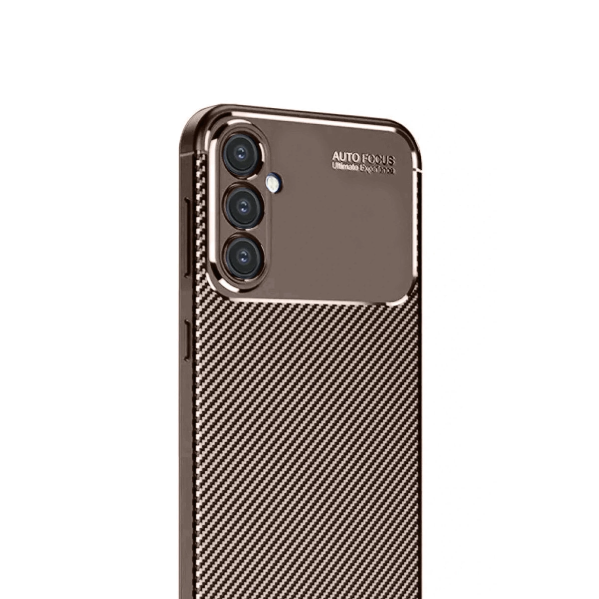 Üç kameralı ve karbon fiber desenli akıllı telefonun arkası.
