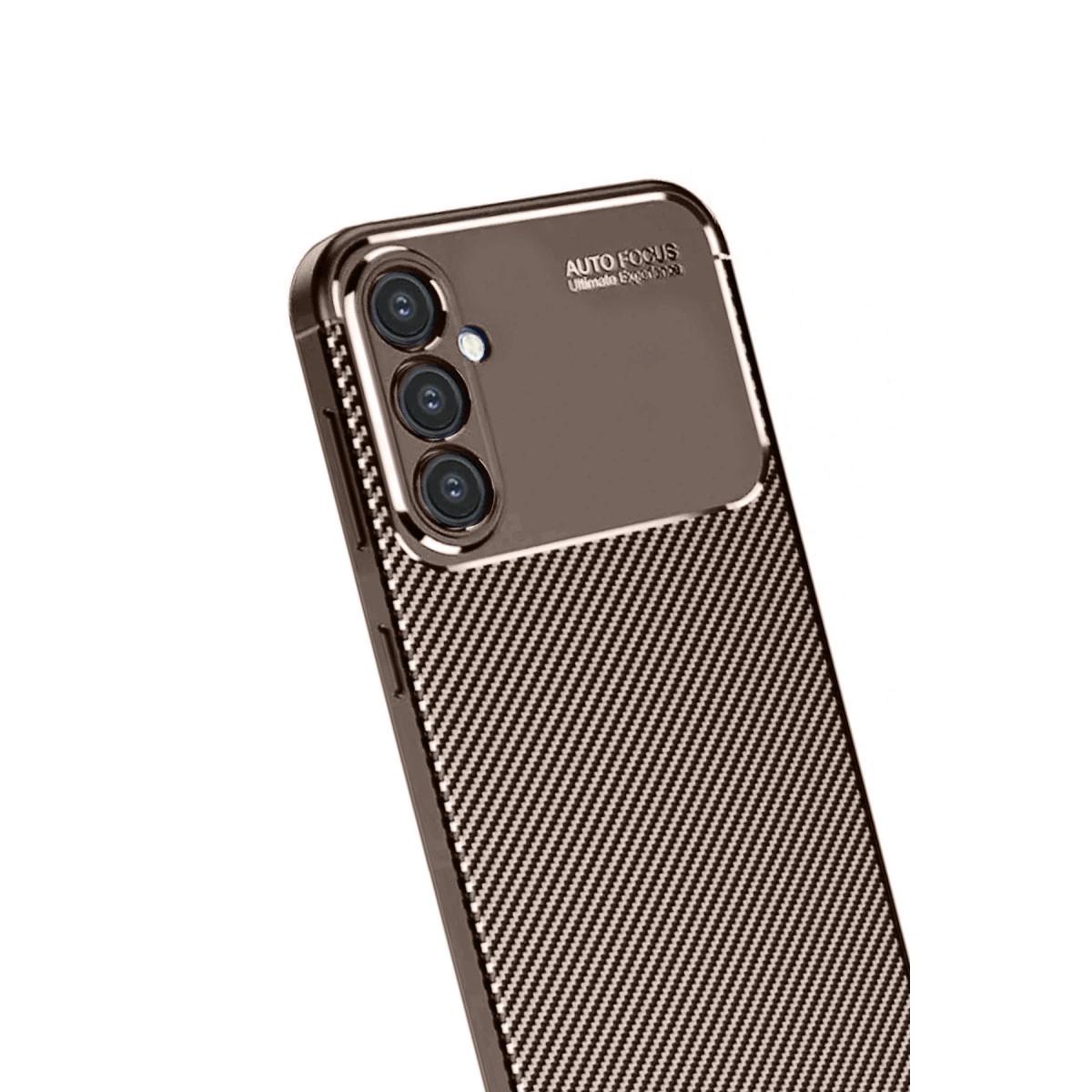 Karbon fiber desenli, üç arka kameralı kahverengi telefon kılıfı.
