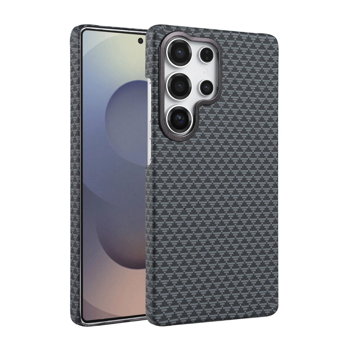 Karbon fiber desenli ve kamera modüllü koyu gri telefon kılıfı.