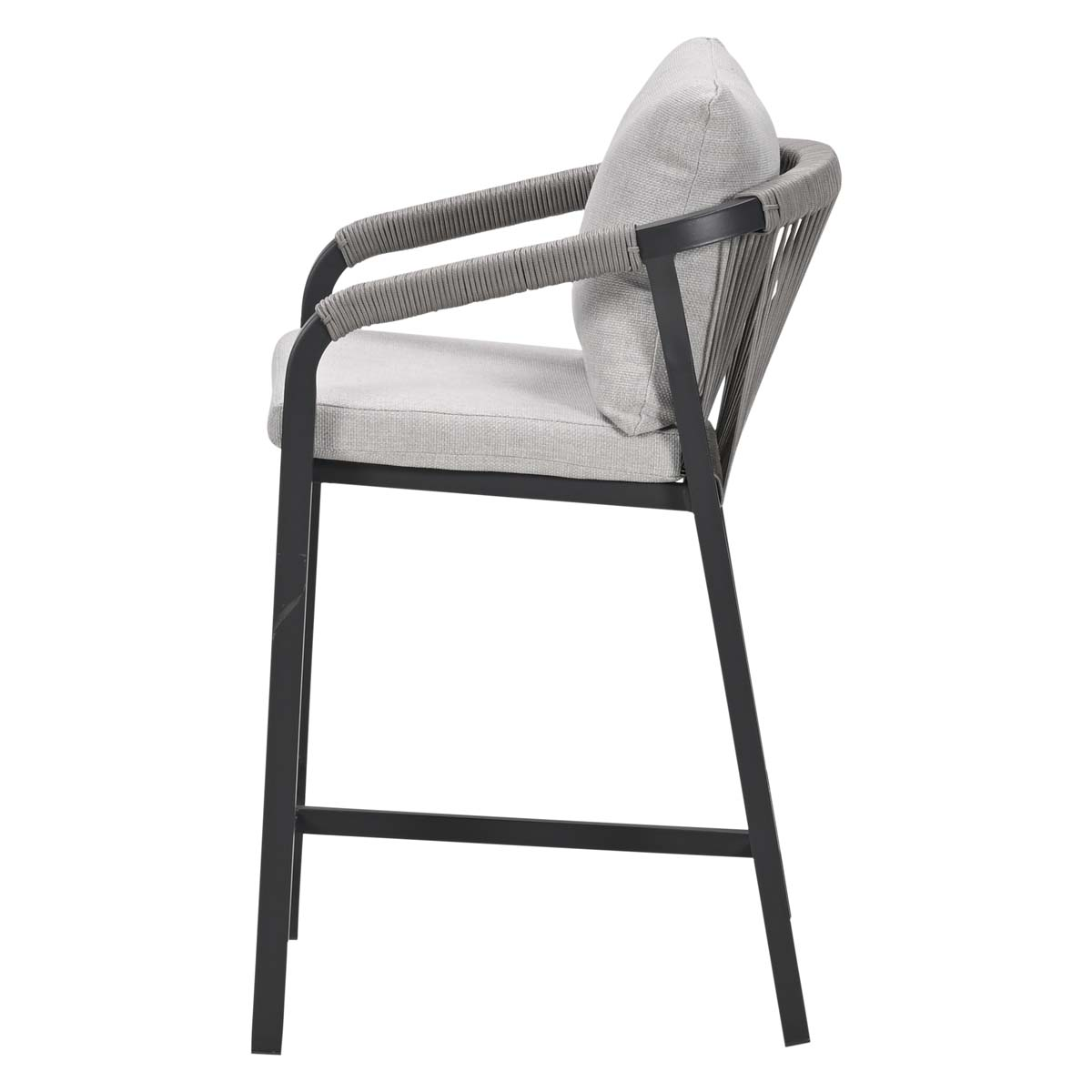 Grijze barkruk met kussen en touw armleuningen op zwart metalen frame.