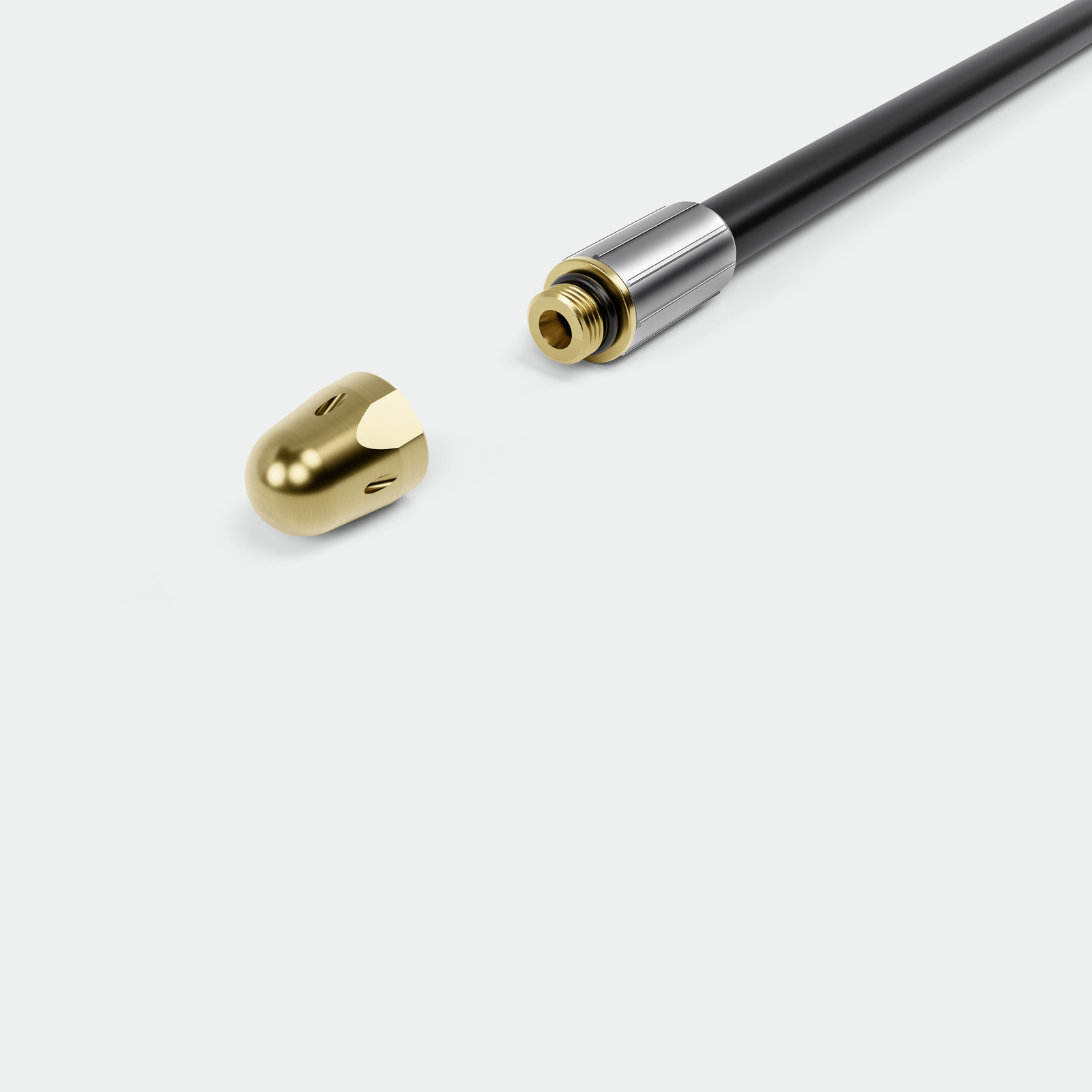 Ein goldener Aufsatz liegt neben einem schwarzen Schlauch mit metallischem Anschluss.