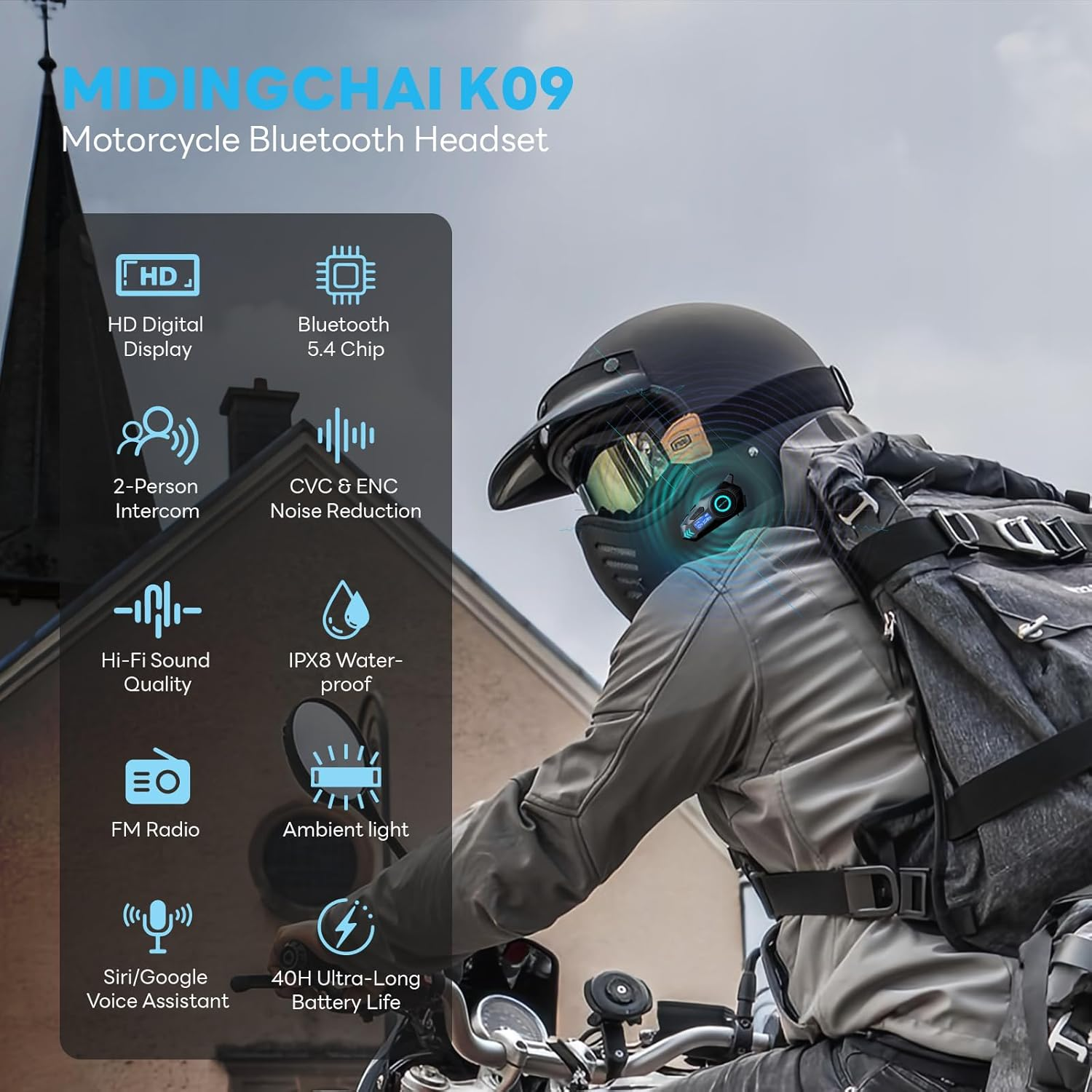 Motorradfahrer mit Helm trägt ein Bluetooth-Headset, das auf dem Helm montiert ist.