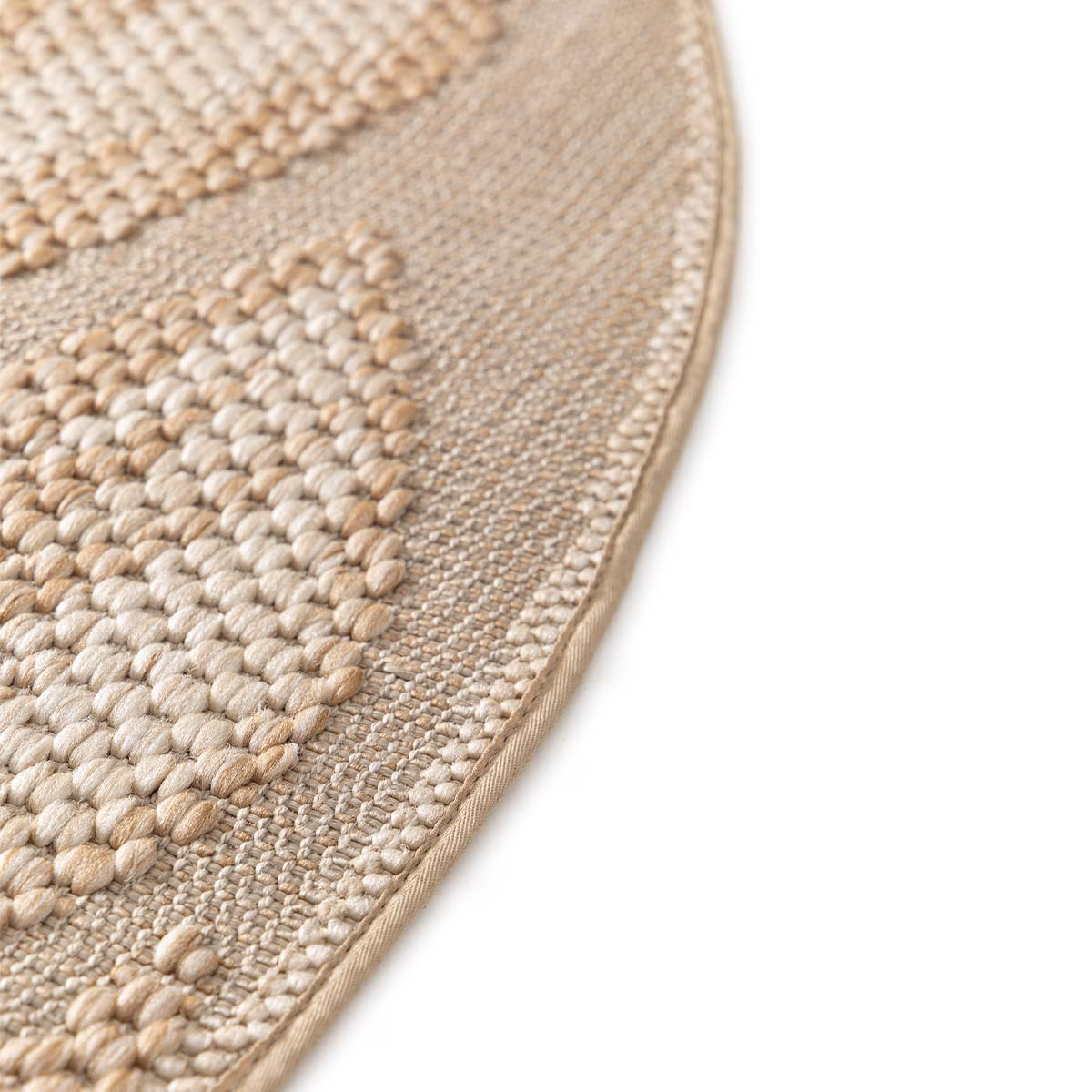 Een beige vloerkleed met een textuurpatroon van kleine verhoogde bobbels.