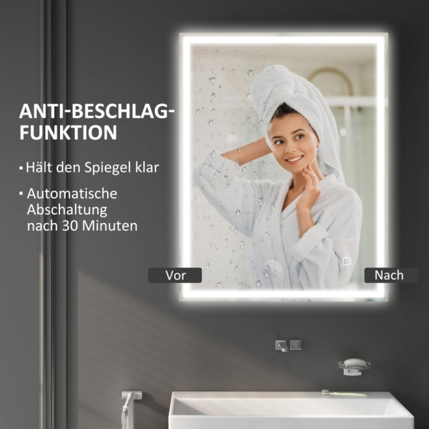 Eine Frau mit Handtuch und Bademantel vor einem beleuchteten Spiegel mit Beschlag.