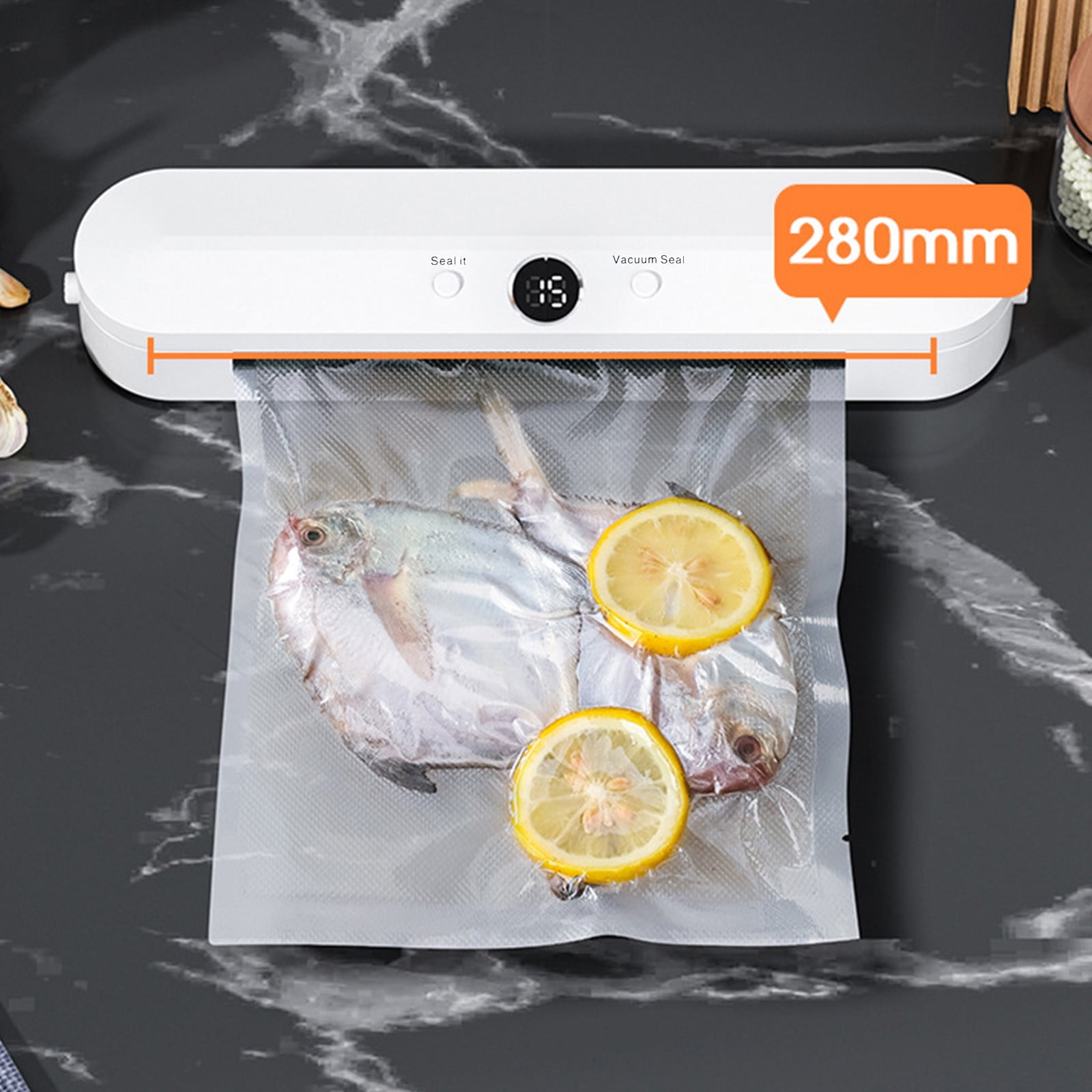 Ein Vakuumiergerät versiegelt zwei Fische mit Zitronenscheiben in einem Plastikbeutel.