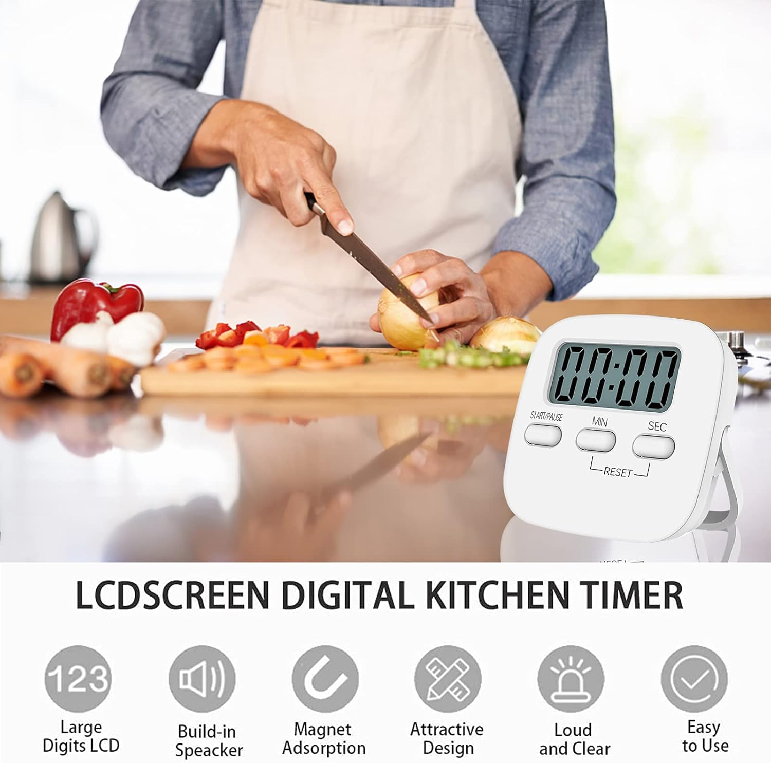 Küchenchef schneidet Zwiebeln; daneben Gemüse und ein digitaler Timer.