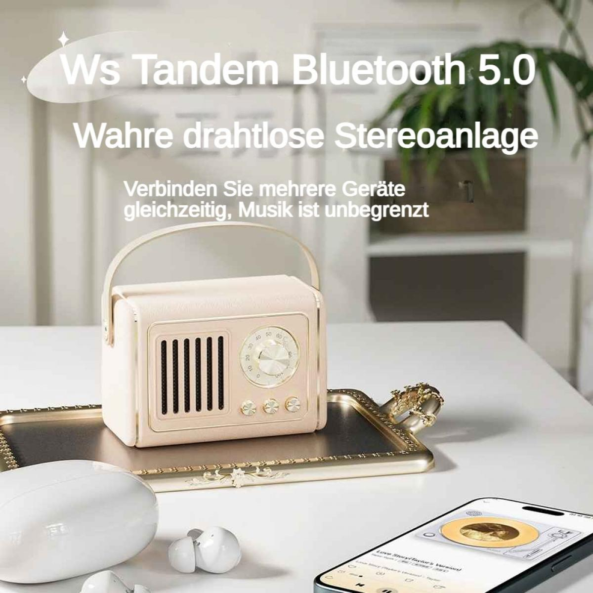 Ein cremefarbener Bluetooth-Lautsprecher im Retro-Look steht auf einem Tablett. Daneben liegen Kopfhörer und ein Smartphone.