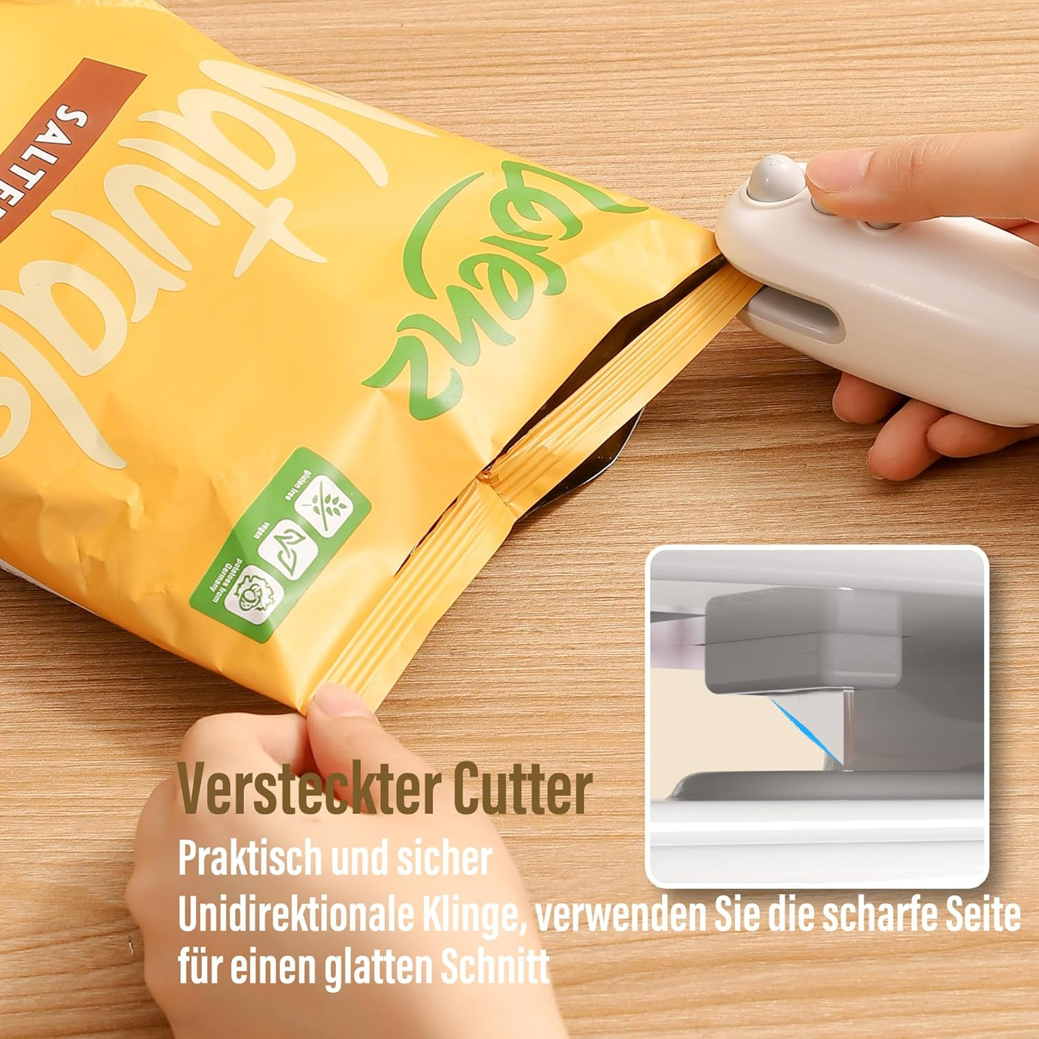 Eine Hand hält einen weißen Siegel-Clip, um eine gelbe Chipstüte zu verschließen.