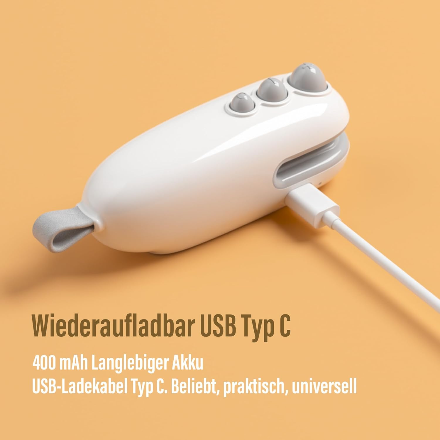 Ein weißes Ladegerät mit drei grauen Knöpfen und USB-C-Anschluss.