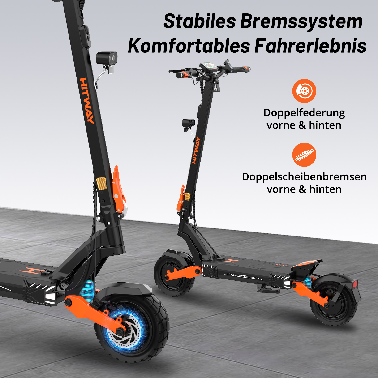 Zwei schwarze E-Scooter mit orangefarbenen Akzenten stehen auf grauem Boden.