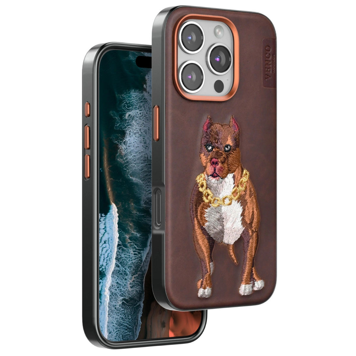 İşlenmiş pitbull ve altın zincirli kahverengi telefon kılıfı. Yanında iPhone var.
