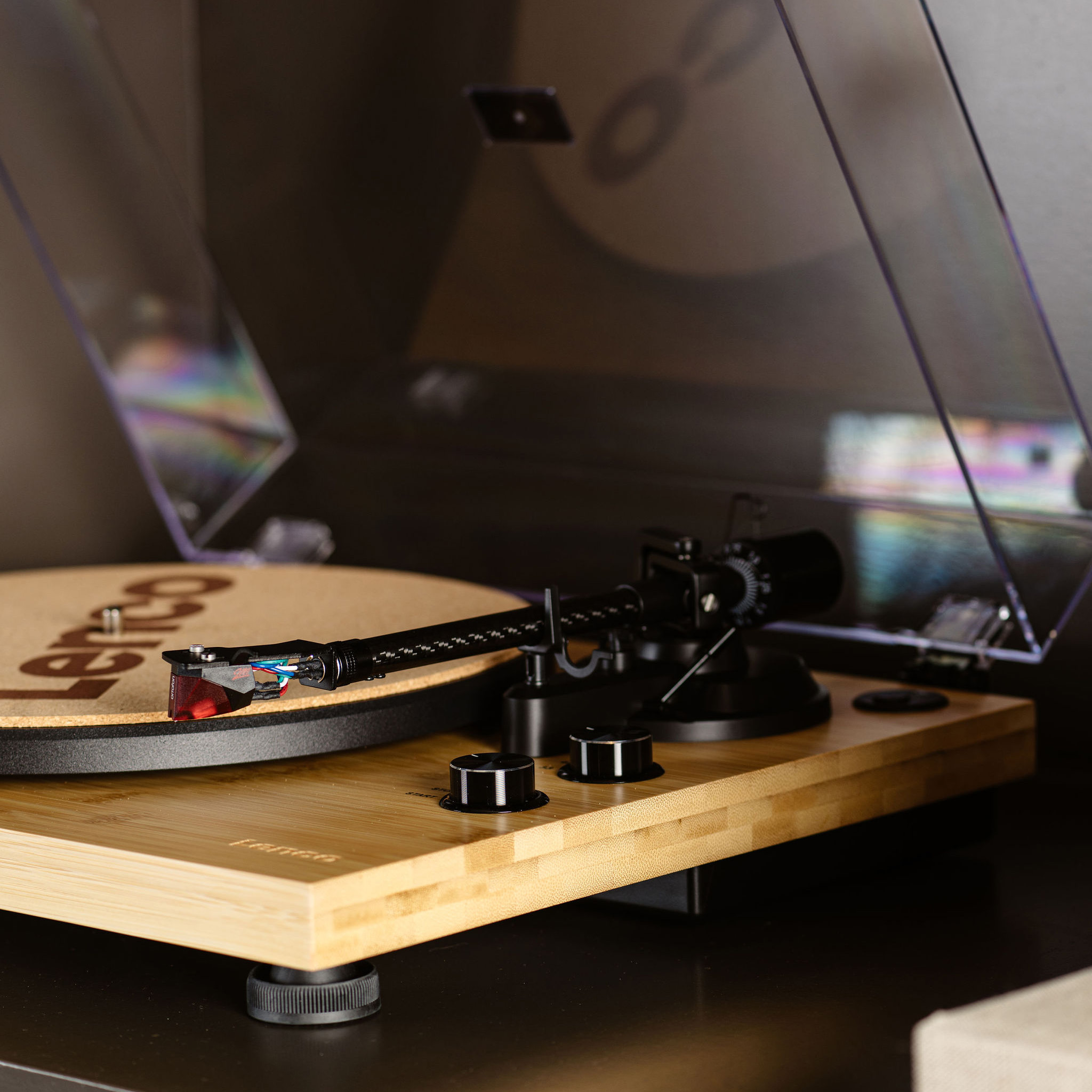 Gramofon z bambusową obudową, ramieniem i igłą.