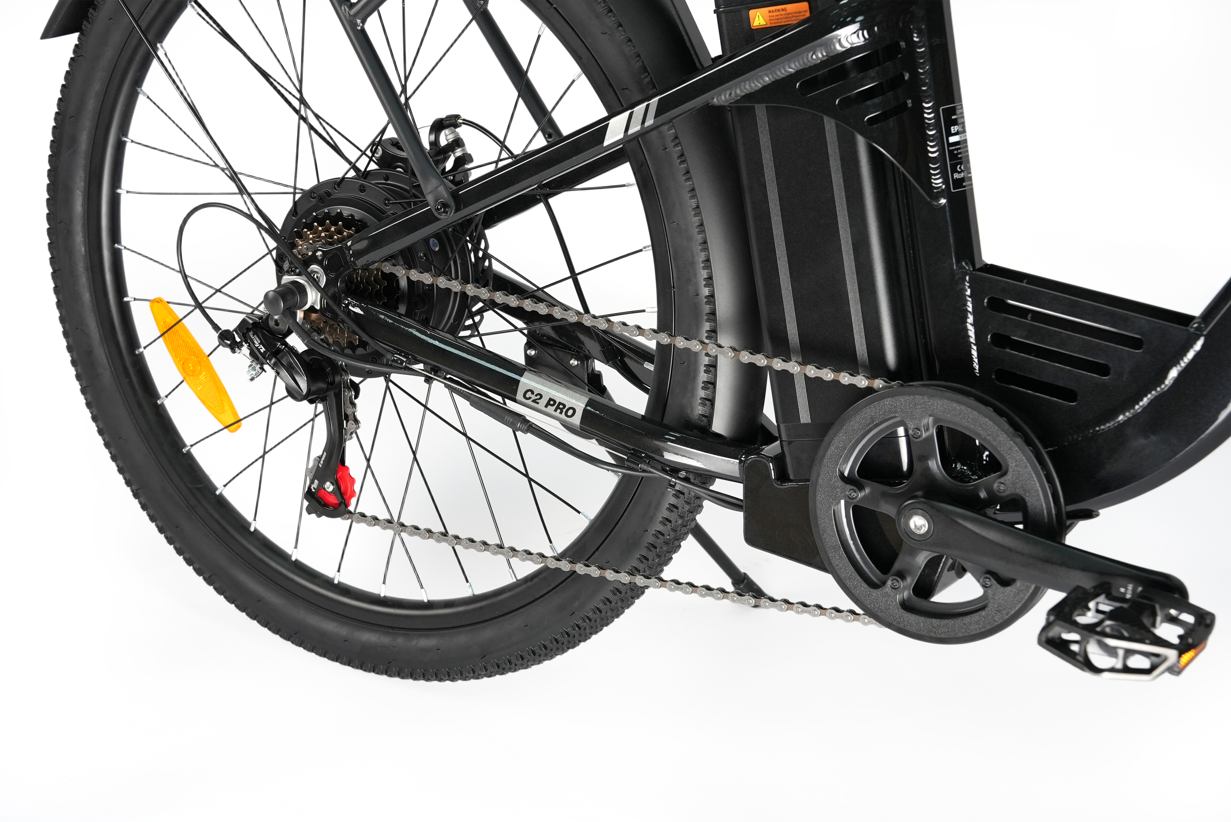 Detailansicht einer schwarzen E-Bike-Kette, Zahnräder und Hinterrad mit Reflektor.