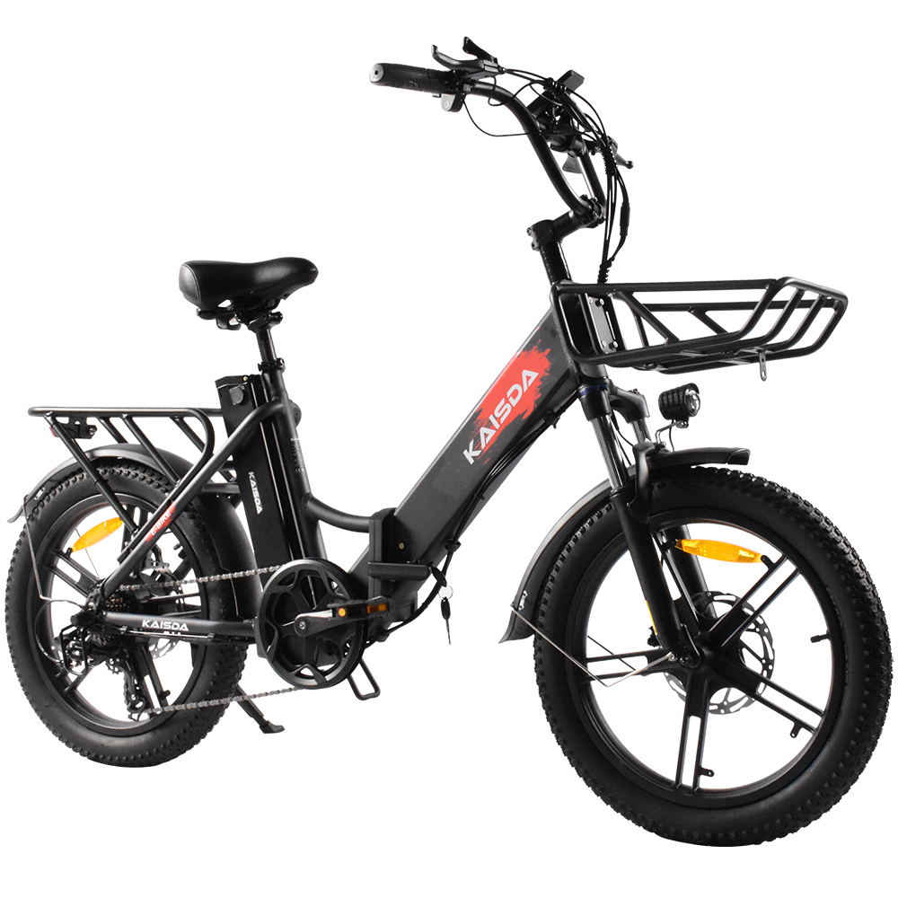 Schwarzes E-Bike mit breiten Reifen, Gepäckträger und Frontkorb.