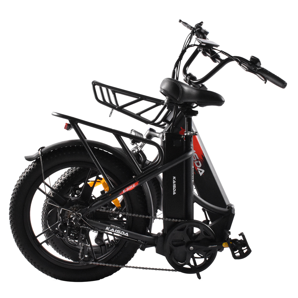 Schwarzes E-Bike mit fetten Reifen, Gepäckträgern vorne und hinten, und rotem Akzent.