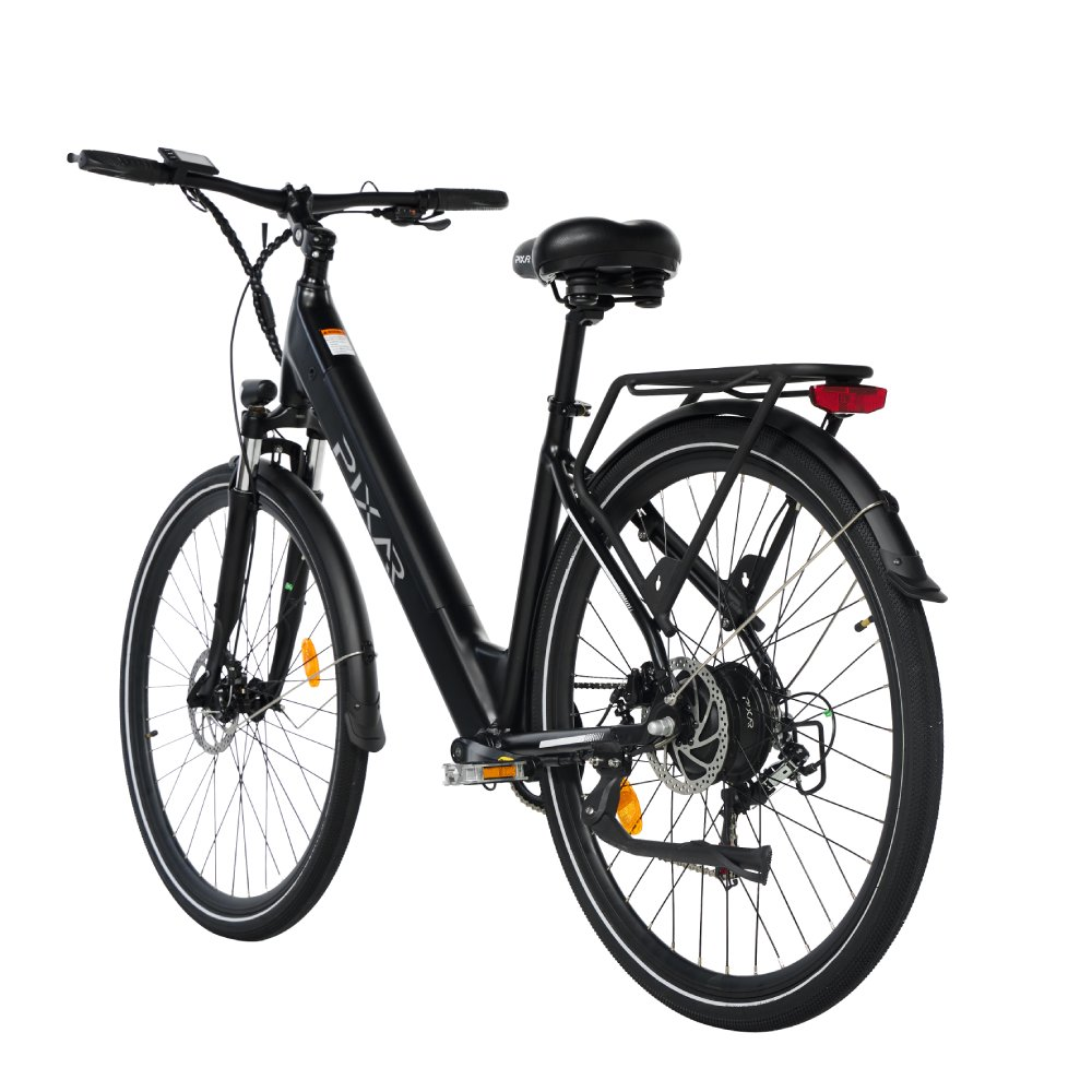 Ein schwarzes E-Bike mit Gepäckträger, Rücklicht und Schutzblechen.