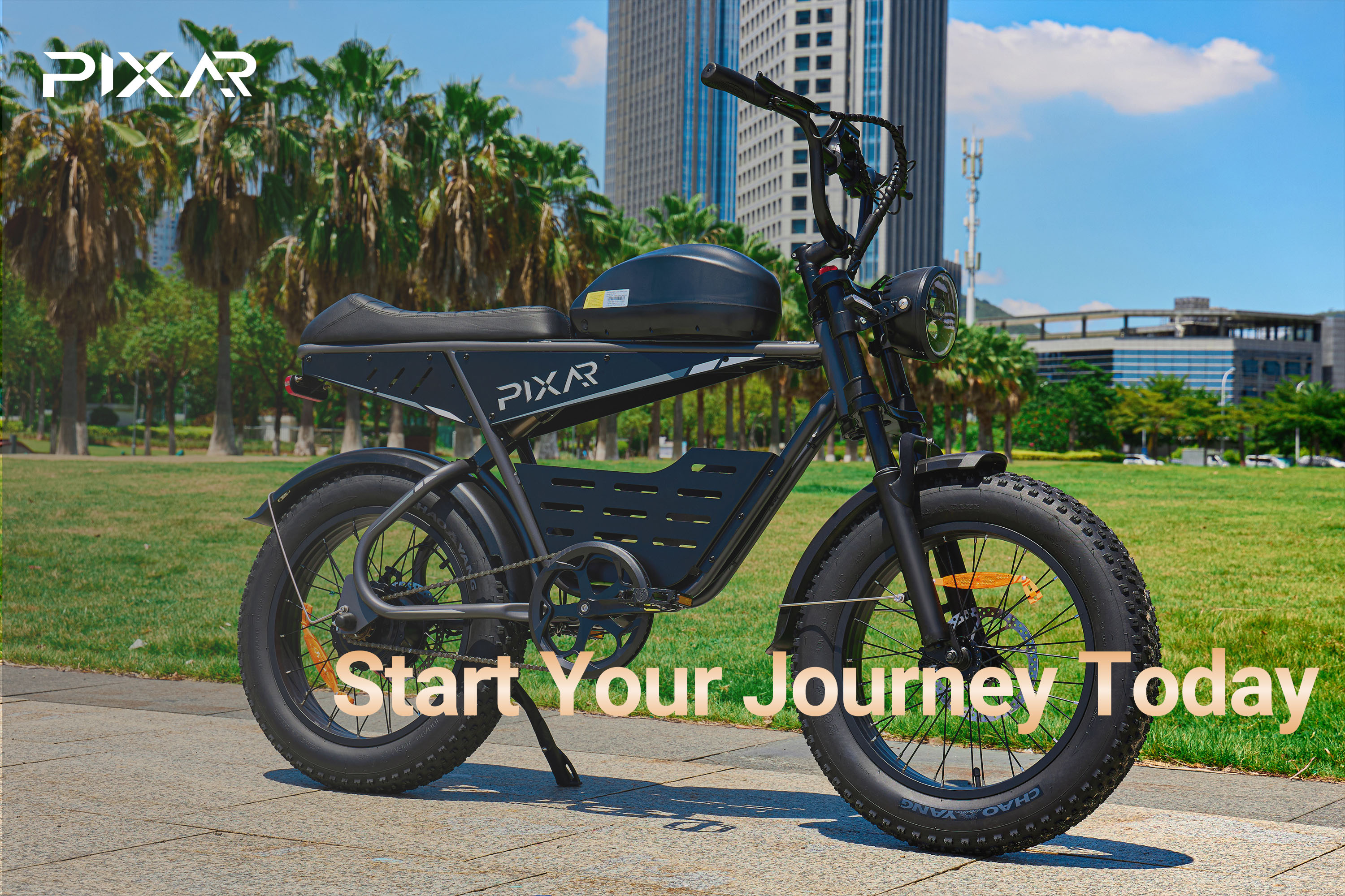 Schwarzes E-Bike mit dicken Reifen steht auf einem Gehweg vor Bäumen und Gebäuden.