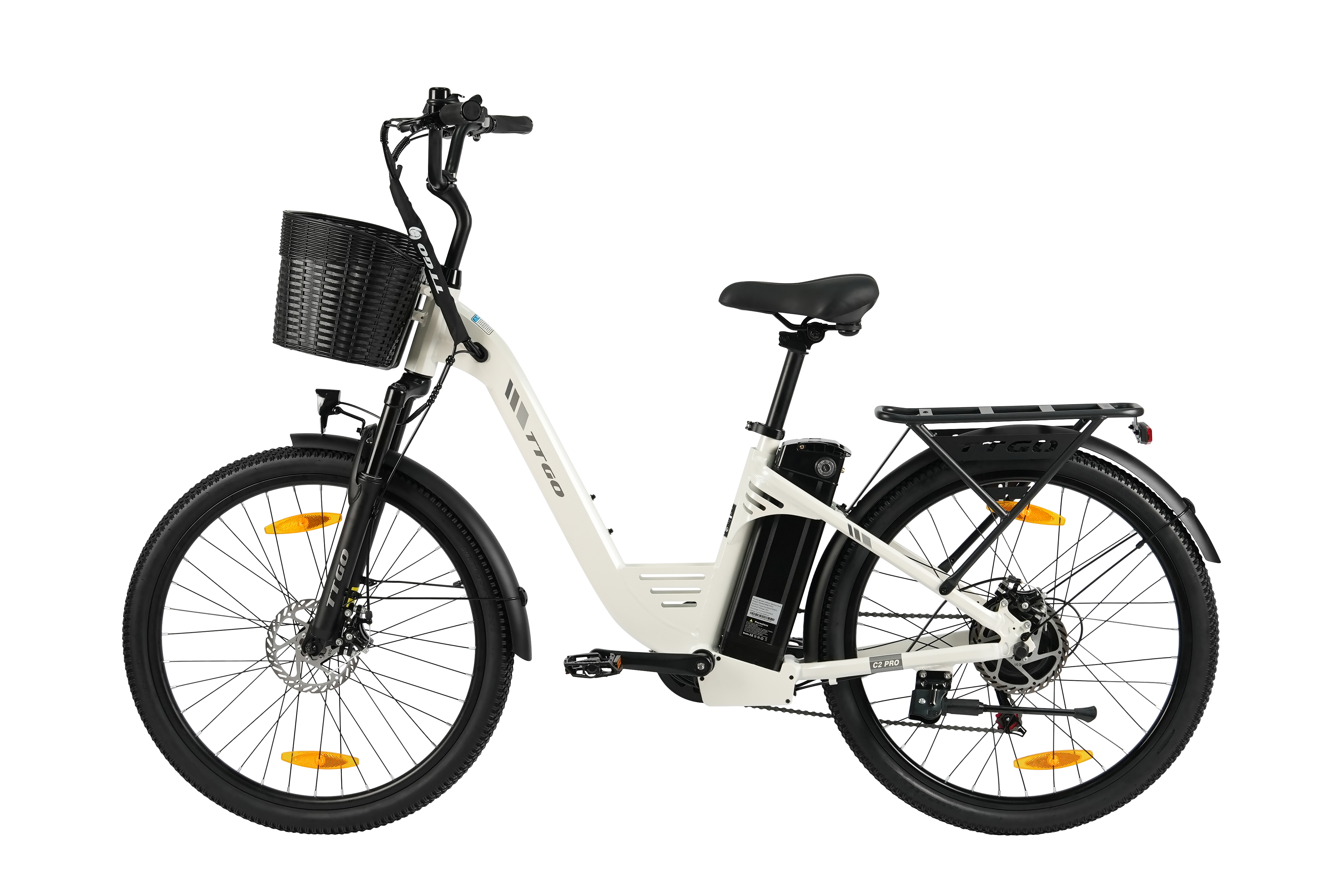 Ein weißes Elektrofahrrad mit schwarzem Korb, Gepäckträger und Reifen.