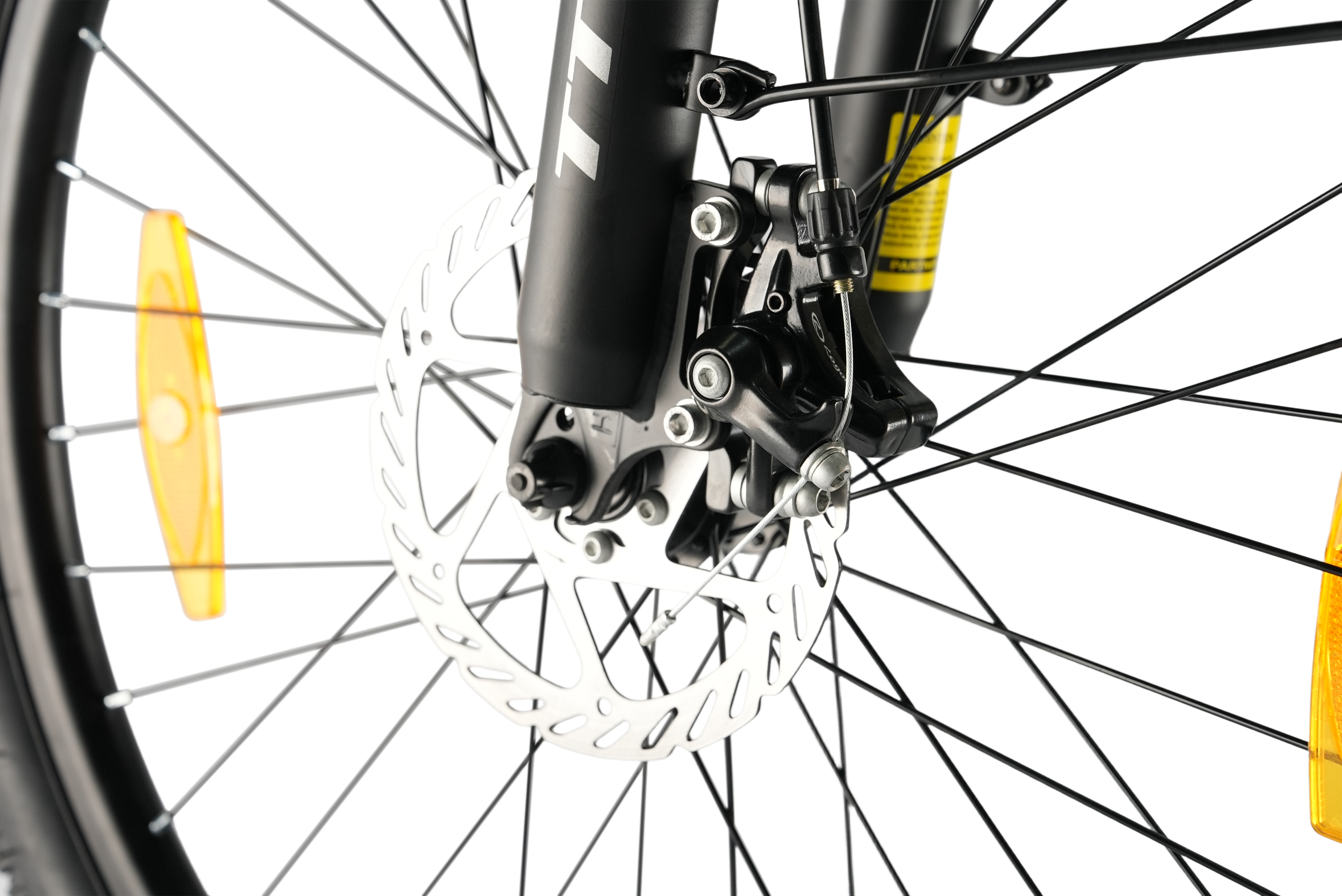 Nahaufnahme des Fahrradbremssystems mit Speichen, Felge und gelbem Reflektor.