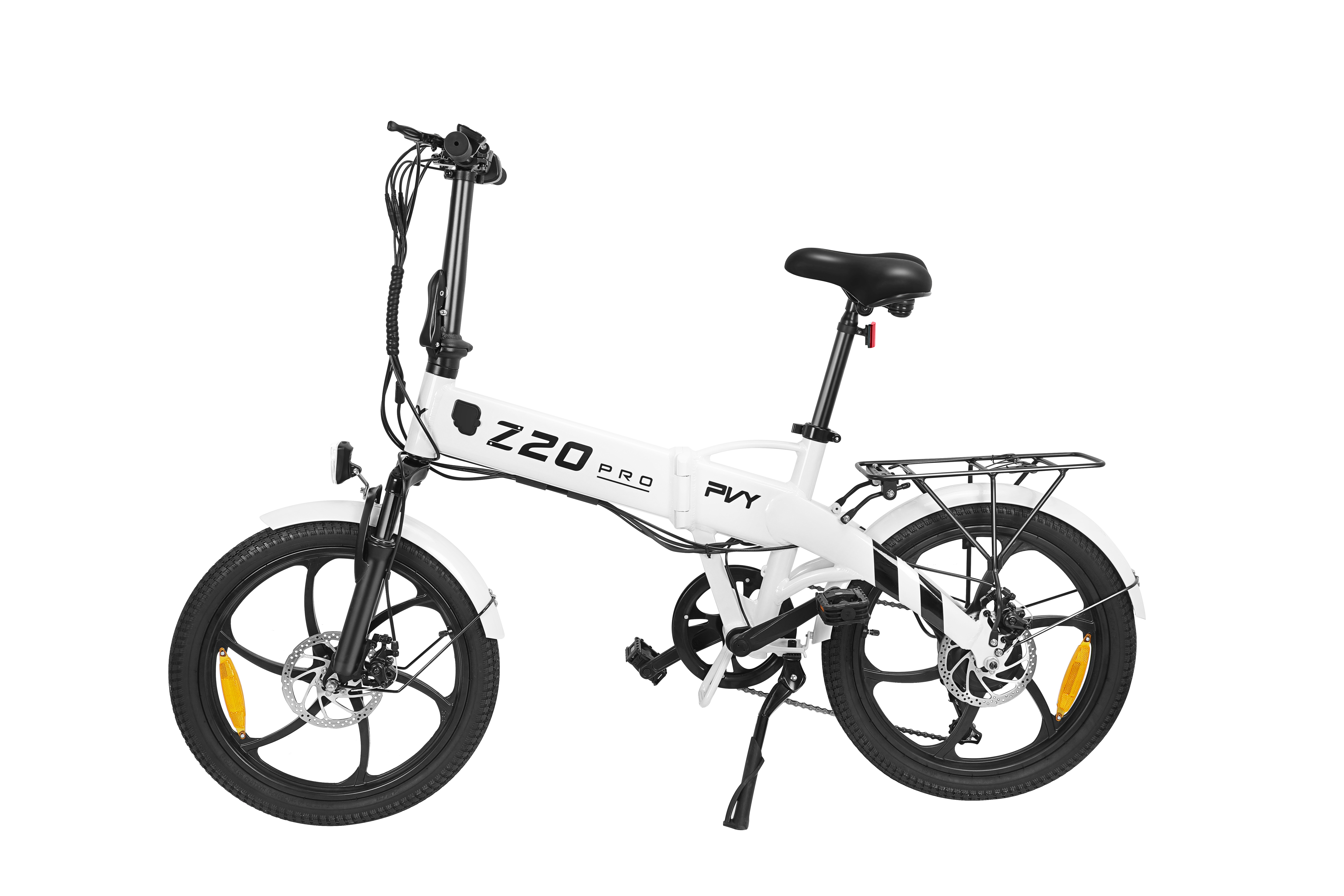 Ein weißes faltbares E-Bike mit schwarzen Akzenten und Felgen. Es hat einen Gepäckträger.