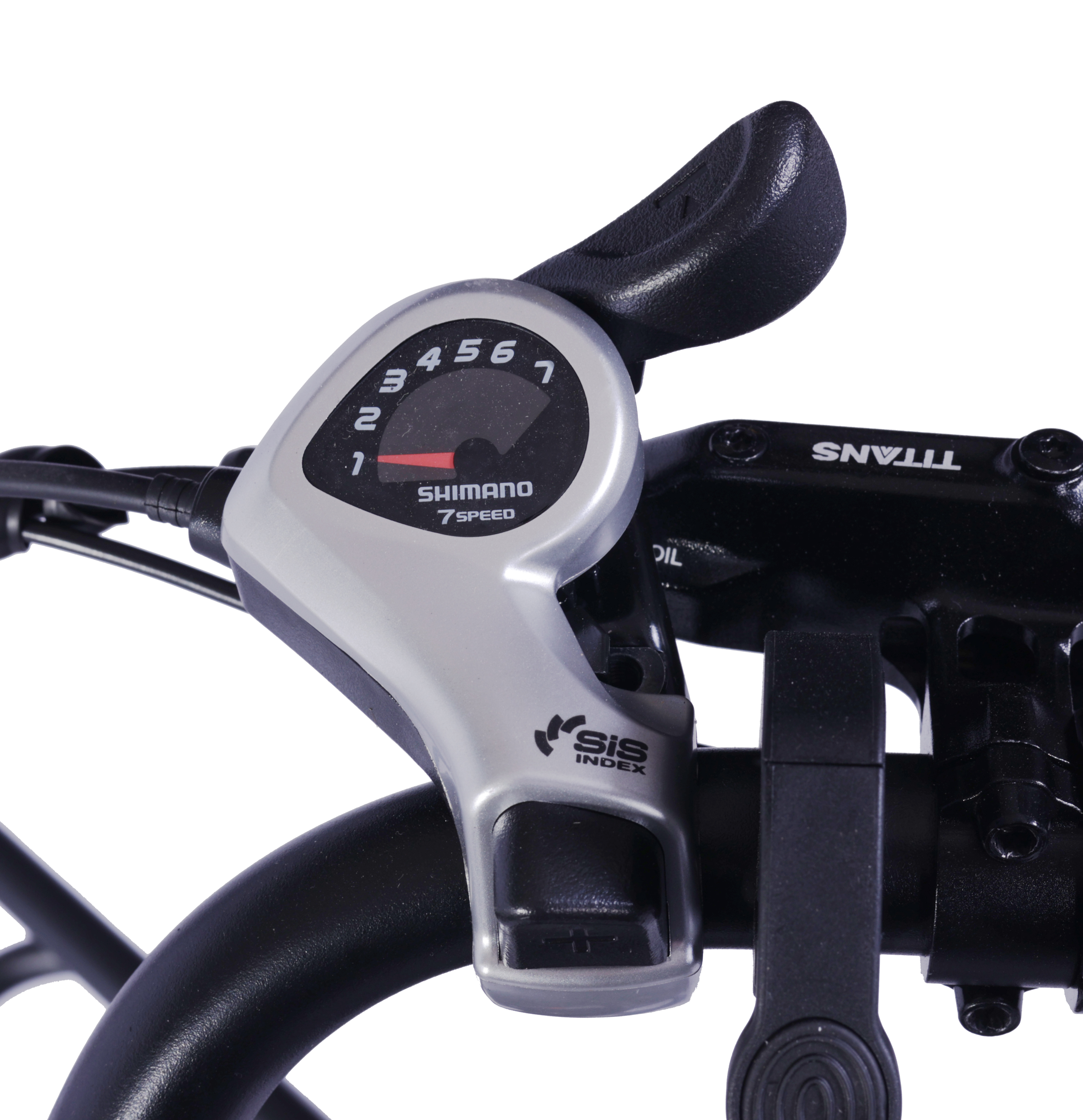 Zbliżenie srebrnej manetki Shimano 7-biegowej z czerwoną wskazówką na białym tle.