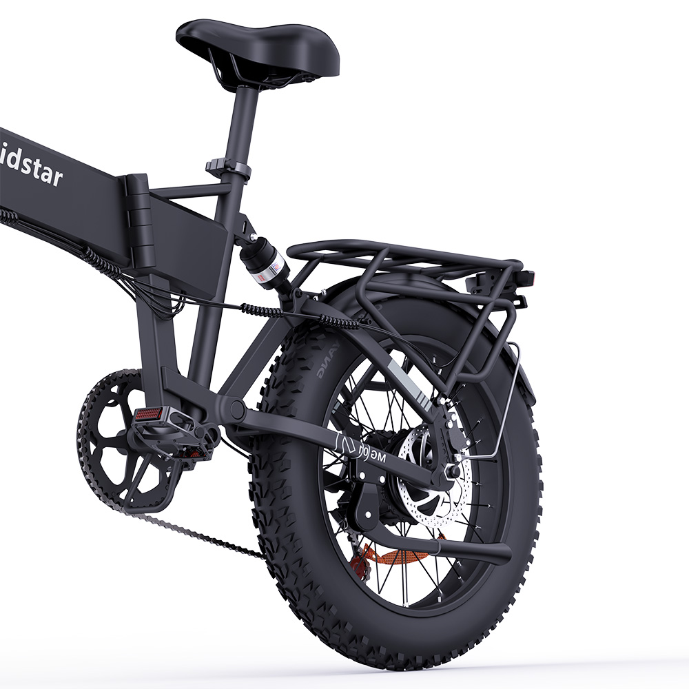 Zbliżenie tylnego koła czarnego roweru elektrycznego typu "fat bike" z bagażnikiem.
