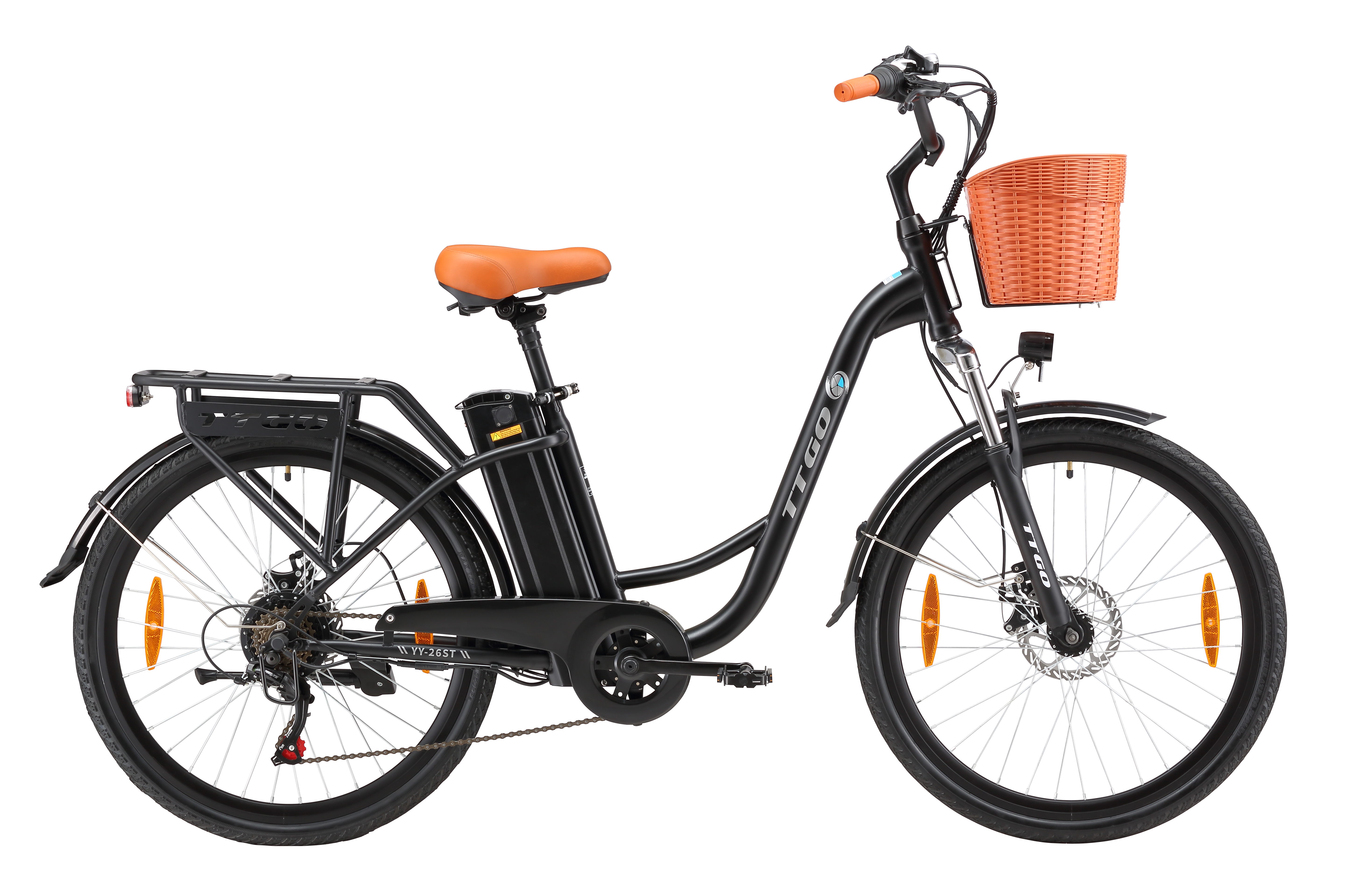 Ein schwarzes E-Bike mit orangefarbenem Sattel und Korb, weißer Hintergrund.