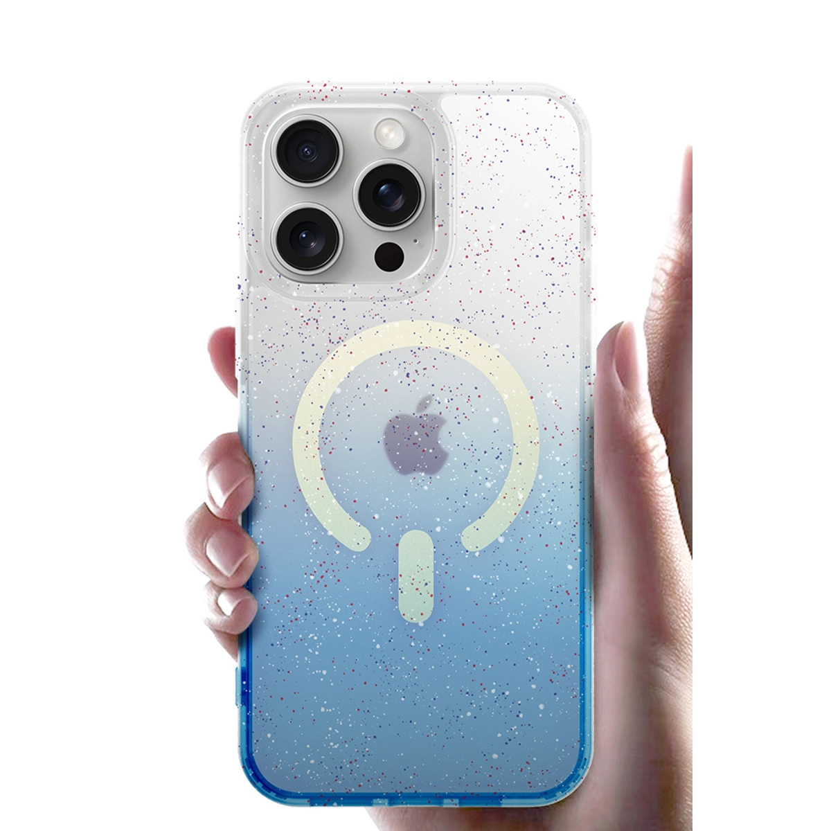 Bir el, simli ve mavi gradyanlı şeffaf bir iPhone kılıfı tutuyor.