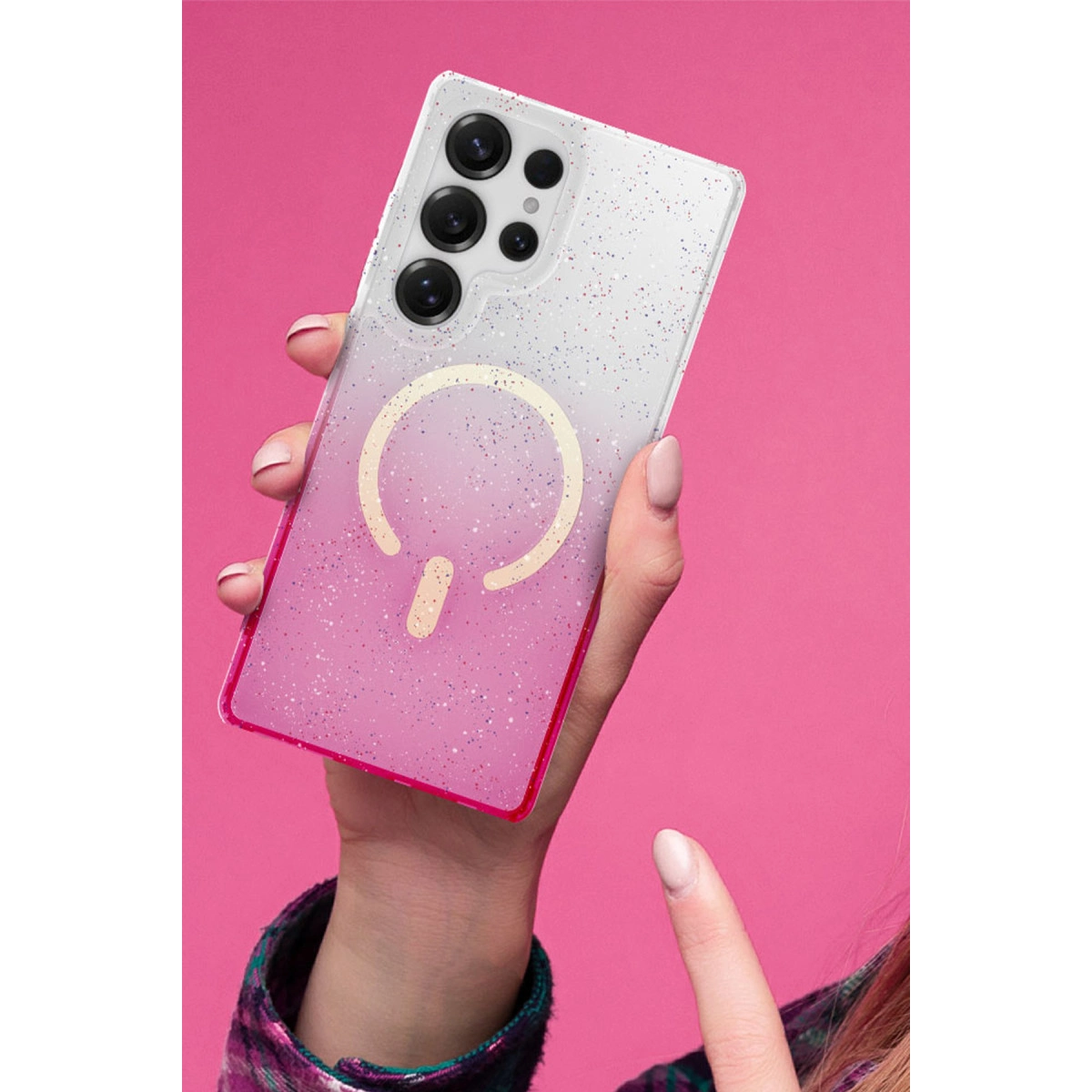 El, pembe-beyaz simli kılıflı ve güç sembollü bir telefon tutuyor.