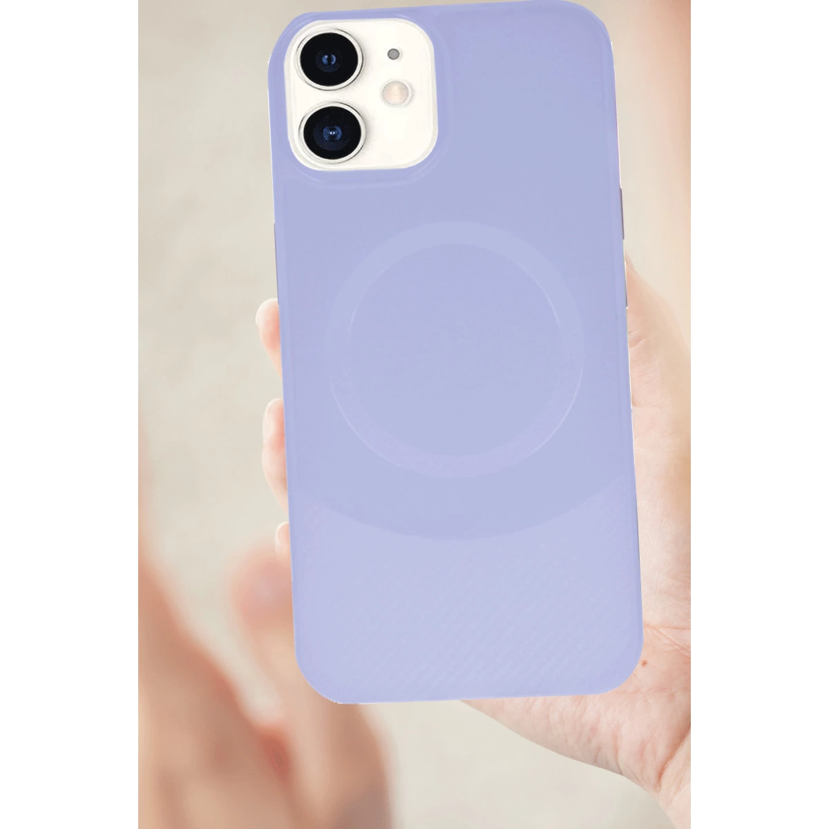 Bir el, çift arka kameraya sahip lavanta rengi bir iPhone tutuyor.