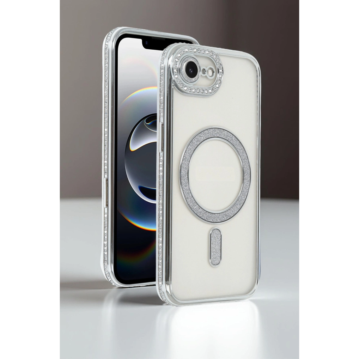 Gümüş süslemeli, ışıltılı kılıfta beyaz bir iPhone, dik olarak sunuluyor.