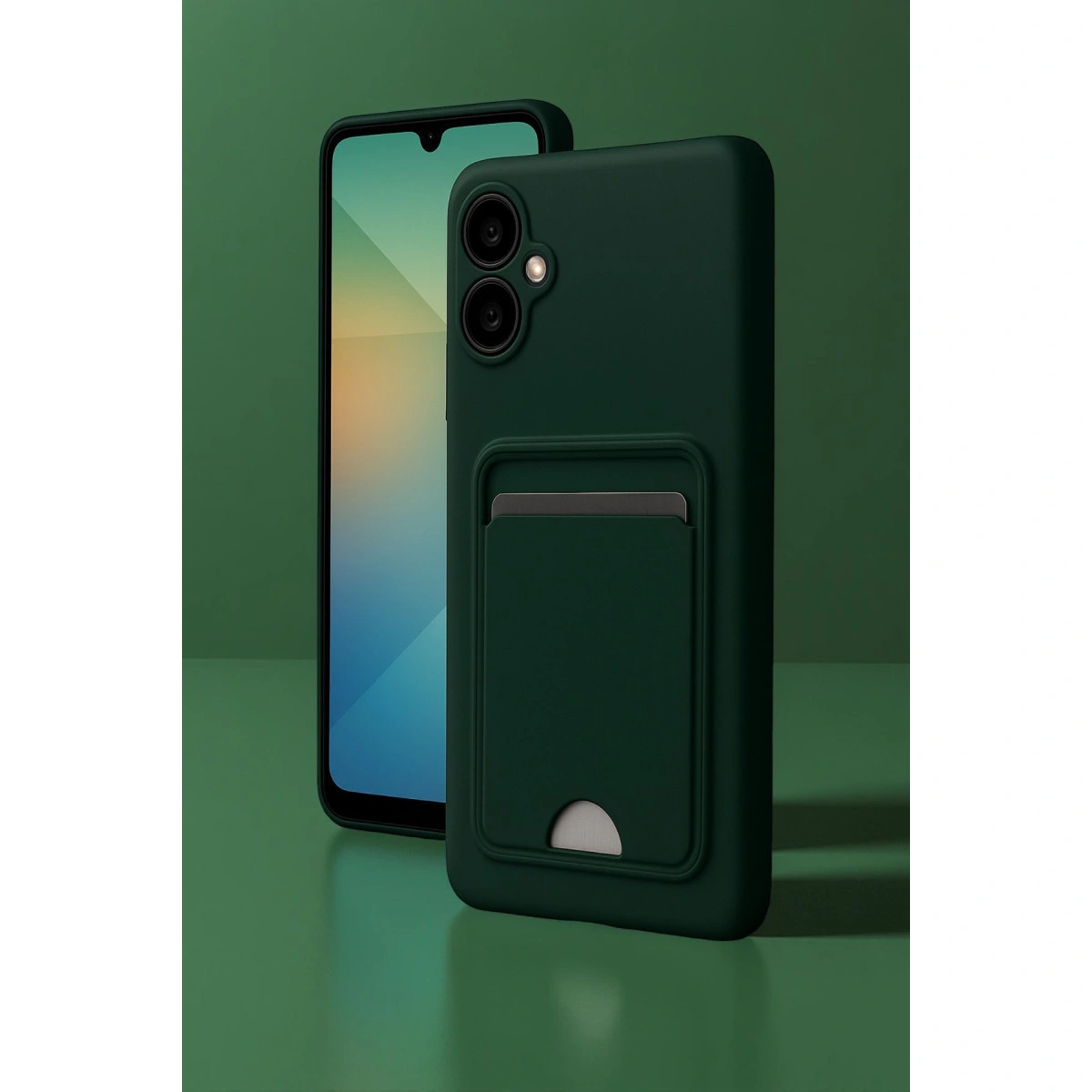 Koyu yeşil telefon kartlıklı kılıfı ile, yeşil arka planda.