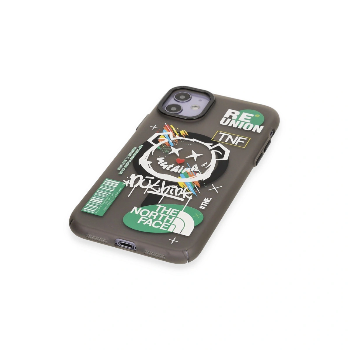 Koyu gri telefon kılıfı üzerinde The North Face logosu dahil çeşitli çıkartmalar bulunur.