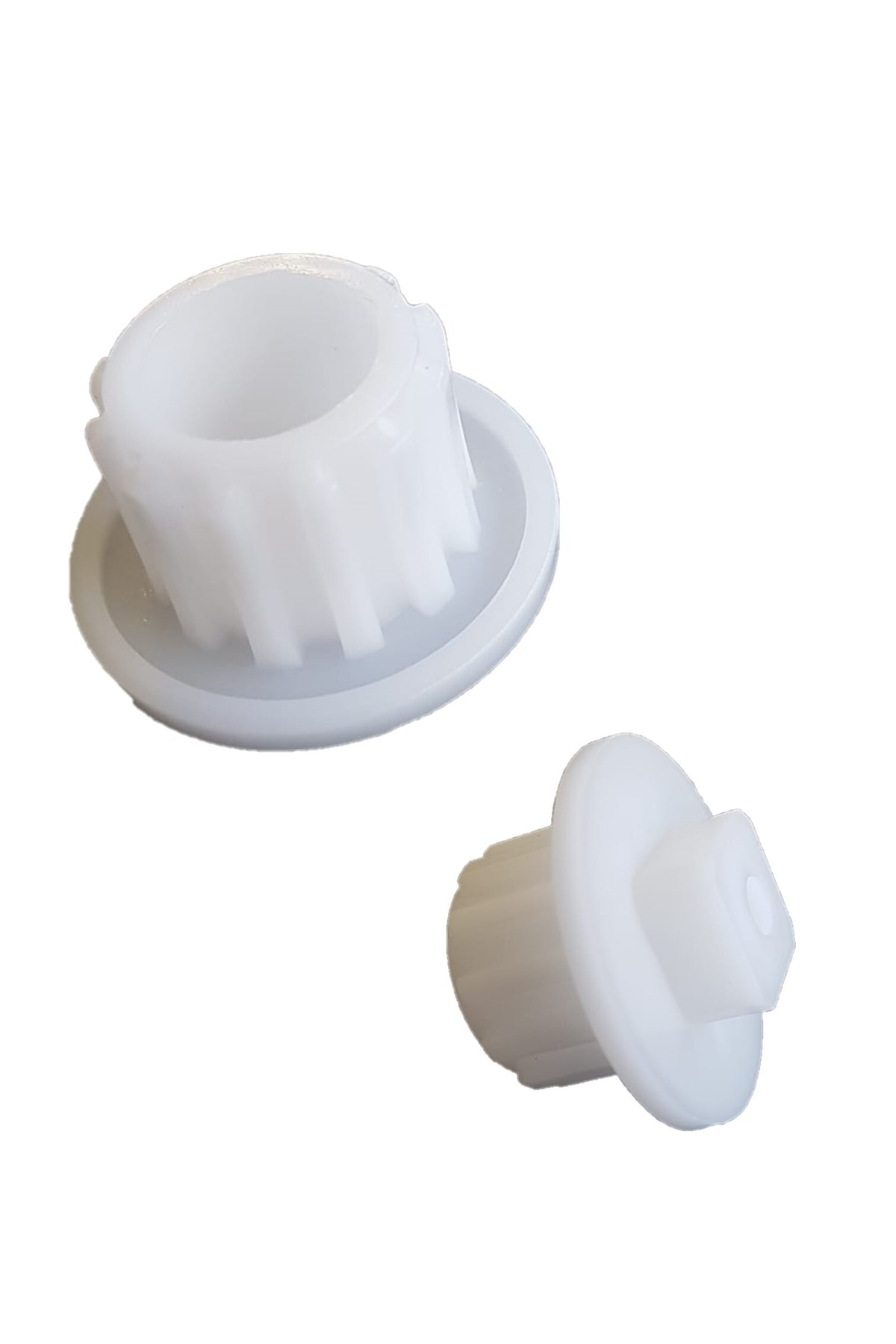 Kenarlı ve düz tabanlı iki beyaz plastik parça, beyaz zeminde izole edilmiş.