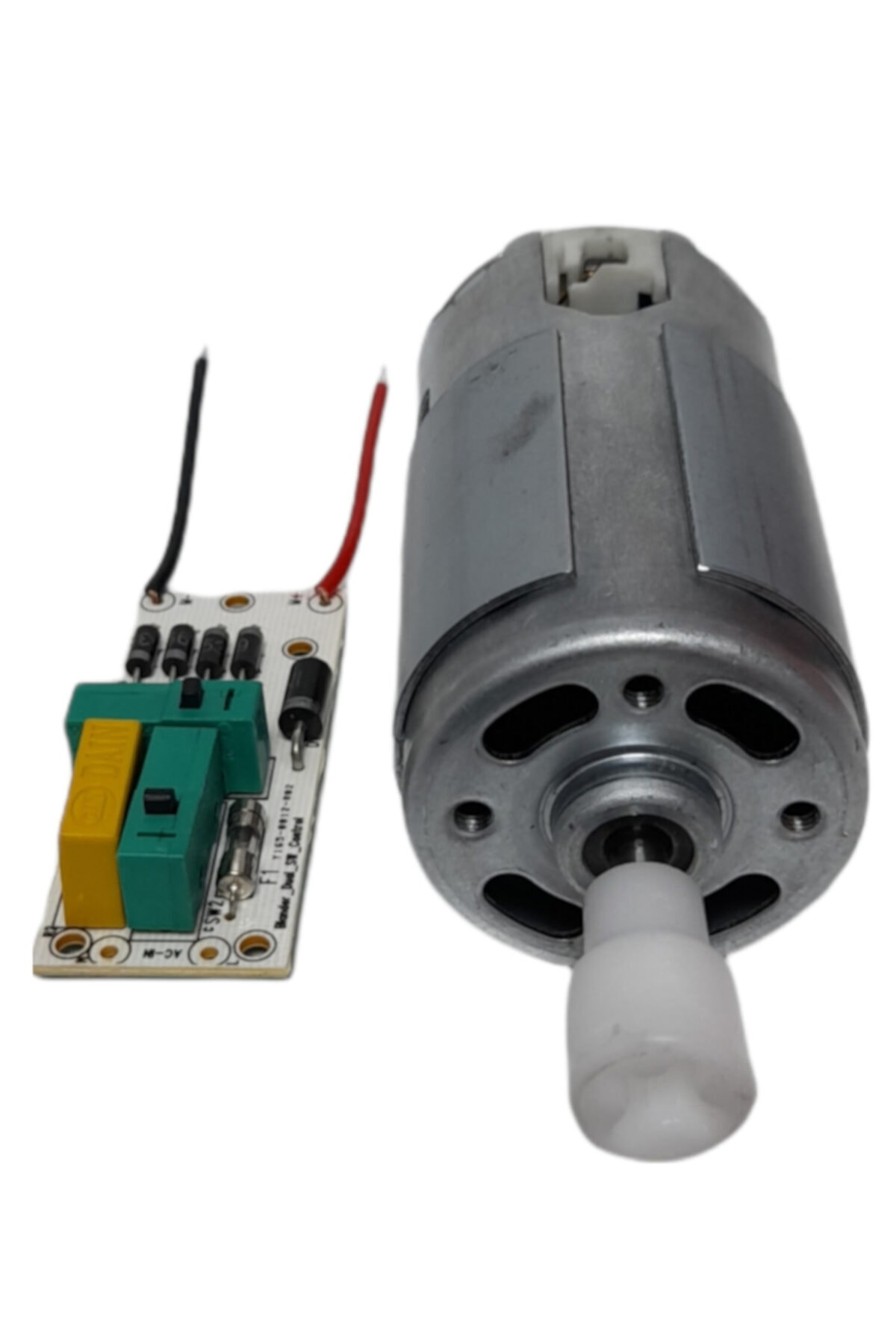 Yeşil ve sarı anahtarlar ve kablolar içeren bir devre kartına sahip DC motor.