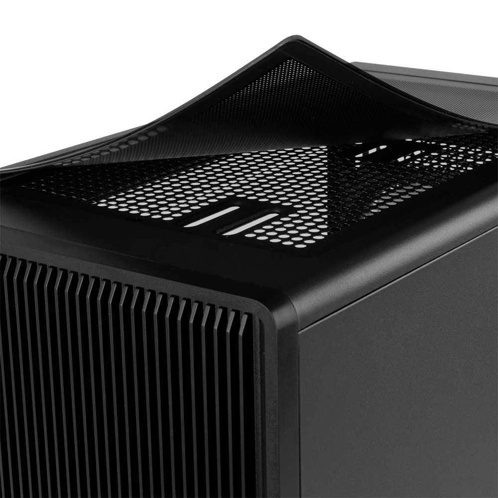 Caja de ordenador negra con ranuras de ventilación y panel superior perforado.