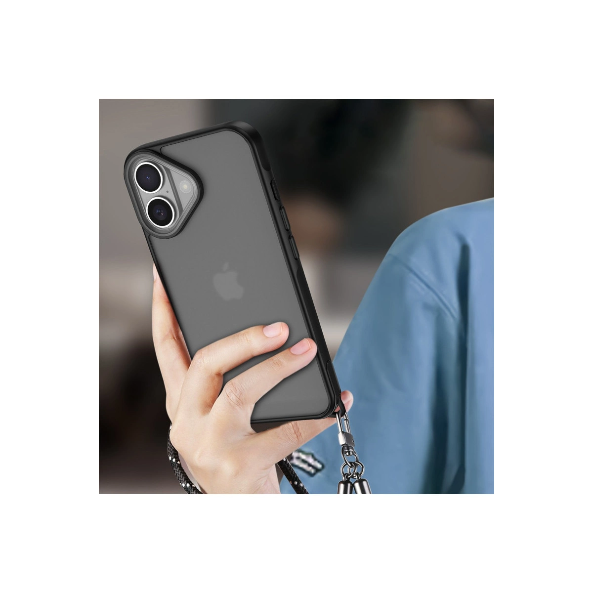 Bir el, kameralı ve kordonlu koyu renk bir iPhone tutuyor.