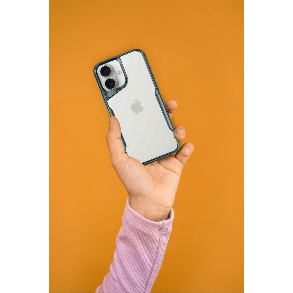 Turuncu arka plan önünde şeffaf kılıflı beyaz iPhone tutan bir el.