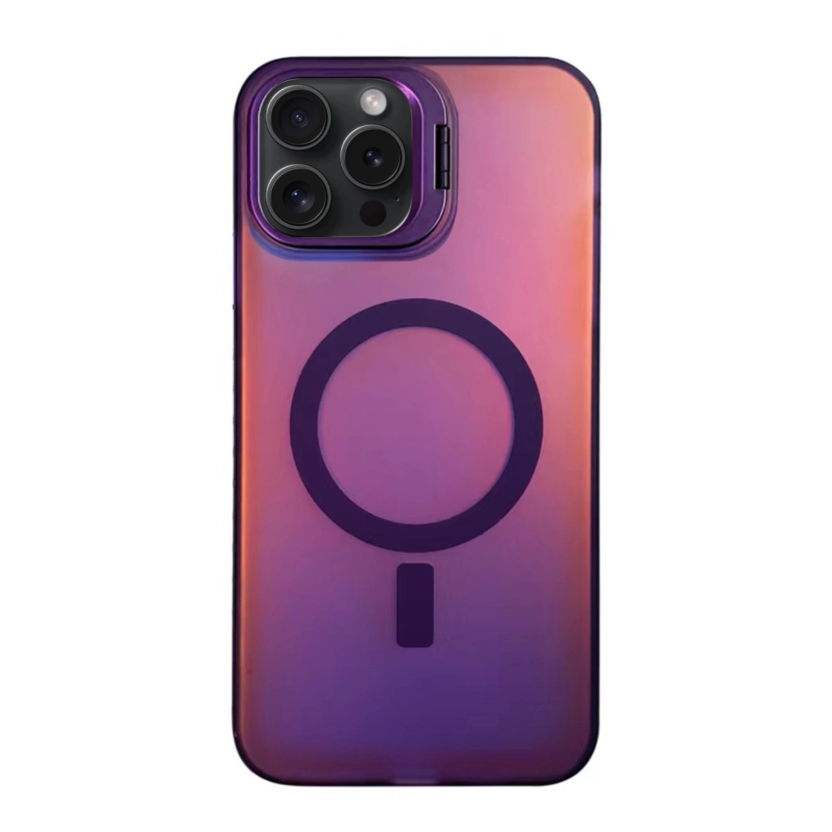 Üç kamera lensli ve manyetik halkalı mor iPhone kılıfı.