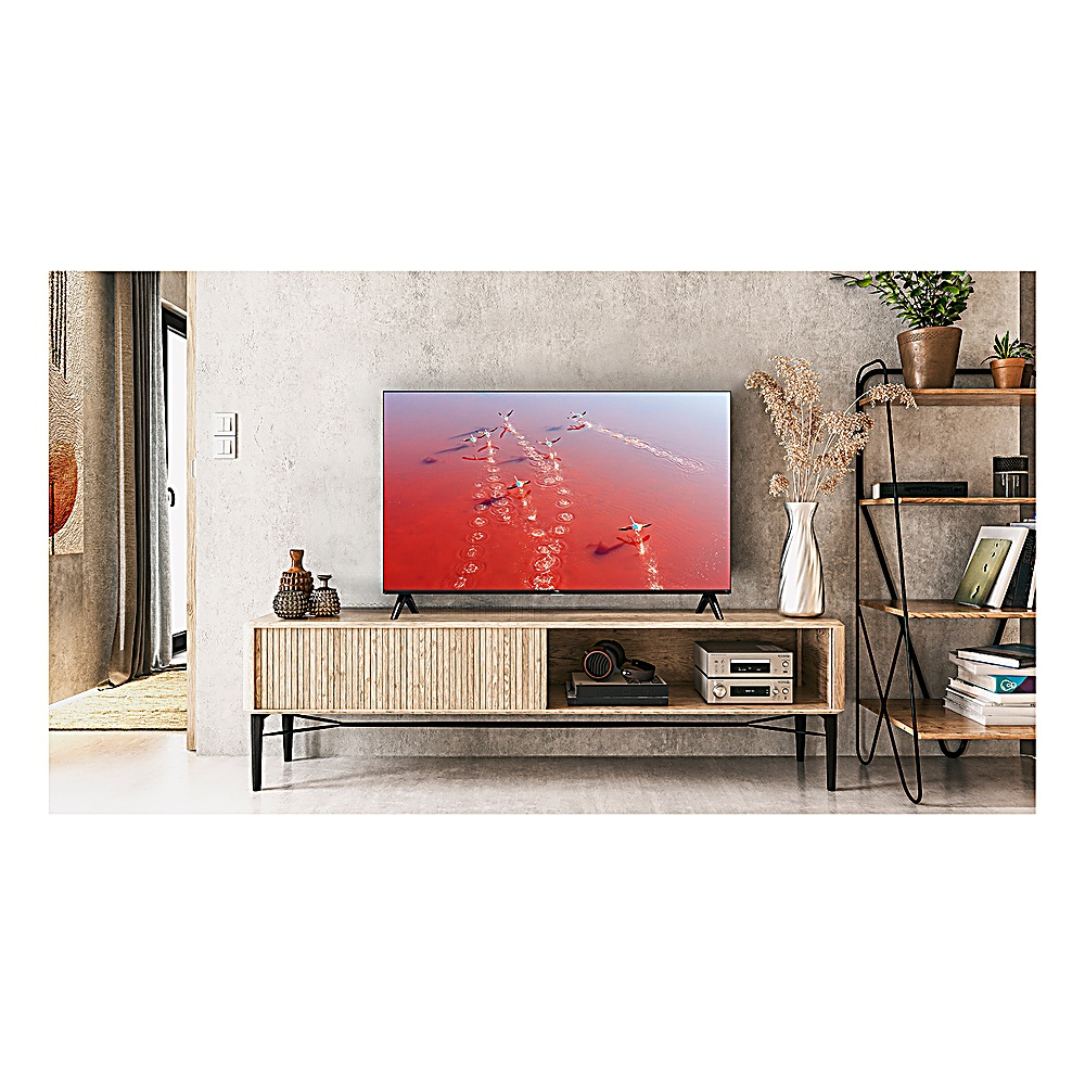 Ein moderner Wohnzimmer-Aufbau mit einem Fernseher, der Flamingos zeigt.